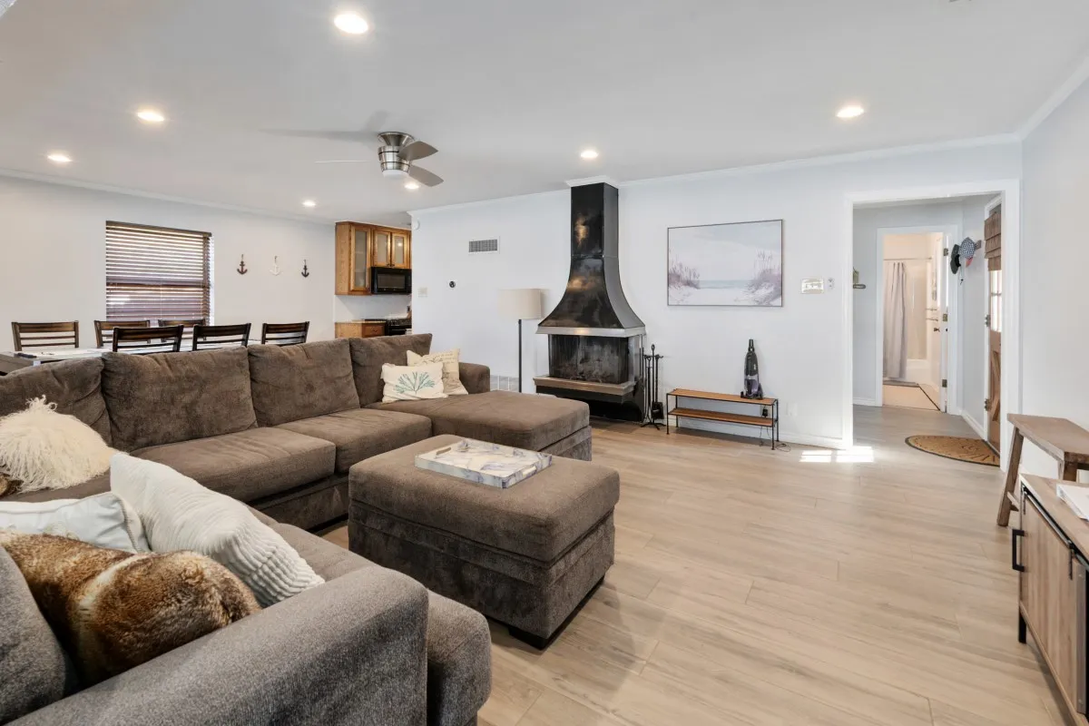 Single Family Residence For Sale in Henderson County , 114 Harbor Drive, Gun Barrel City, Texas 75156, 3 Bedroom, 2 Bathroom, Garage spaces, 1,800 Sqft, built in 1975, Preowned, mls#21180785, Real Estate Agent in Gun Barrel City, Homes For Sale in Henderson county, Homes For Sale in Gun Barrel City, Realtor in Gun Barrel City Texas, Real Estate Brokerage Independent Realty Texas, Luminita Cordes Realtor