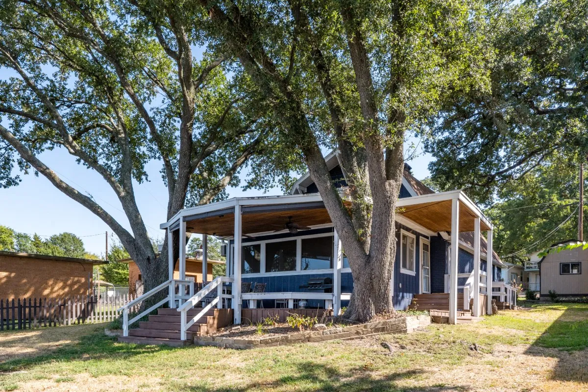 Single Family Residence For Sale in Henderson County , 114 Harbor Drive, Gun Barrel City, Texas 75156, 3 Bedroom, 2 Bathroom, Garage spaces, 1,800 Sqft, built in 1975, Preowned, mls#21180785, Real Estate Agent in Gun Barrel City, Homes For Sale in Henderson county, Homes For Sale in Gun Barrel City, Realtor in Gun Barrel City Texas, Real Estate Brokerage Independent Realty Texas, Luminita Cordes Realtor