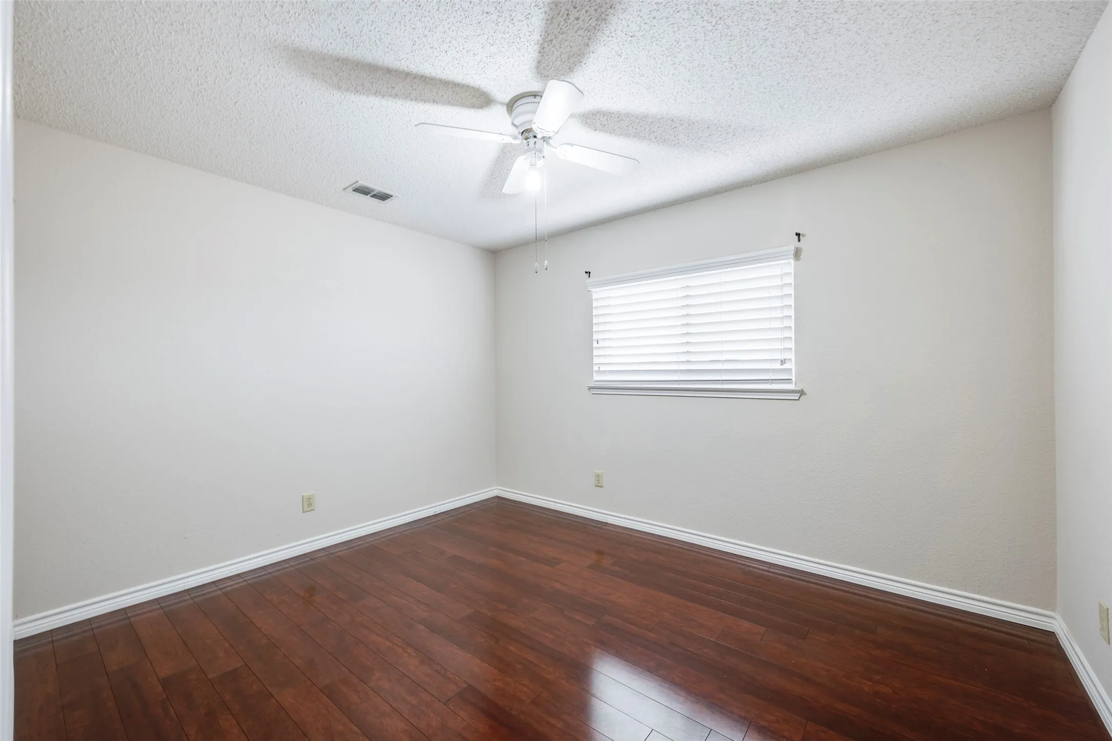 Single Family Residence For Sale in Tarrant County , 7600 Greengage Drive, Fort Worth, Texas 76133, 6 Bedroom, 4 Bathroom, 2 Garage spaces, 3,244 Sqft, built in 1990, mls#21177934, Real Estate Agent in Fort Worth, Homes For Sale in Tarrant county, Homes For Sale in Fort Worth, Realtor in Fort Worth Texas, Real Estate Brokerage Independent Realty Texas, Luminita Cordes Realtor