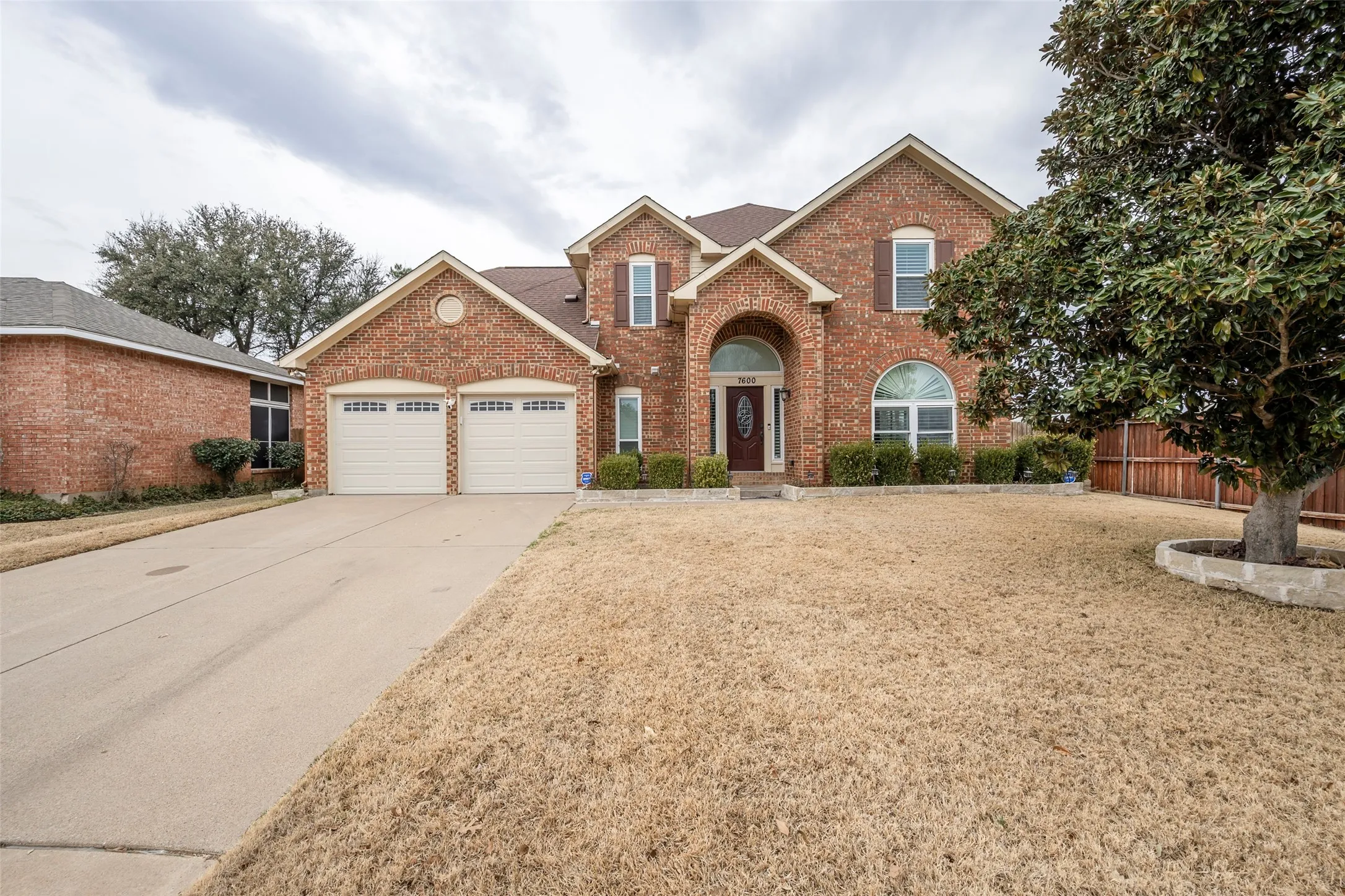 Single Family Residence For Sale in Tarrant County , 7600 Greengage Drive, Fort Worth, Texas 76133, 6 Bedroom, 4 Bathroom, 2 Garage spaces, 3,244 Sqft, built in 1990, mls#21177934, Real Estate Agent in Fort Worth, Homes For Sale in Tarrant county, Homes For Sale in Fort Worth, Realtor in Fort Worth Texas, Real Estate Brokerage Independent Realty Texas, Luminita Cordes Realtor