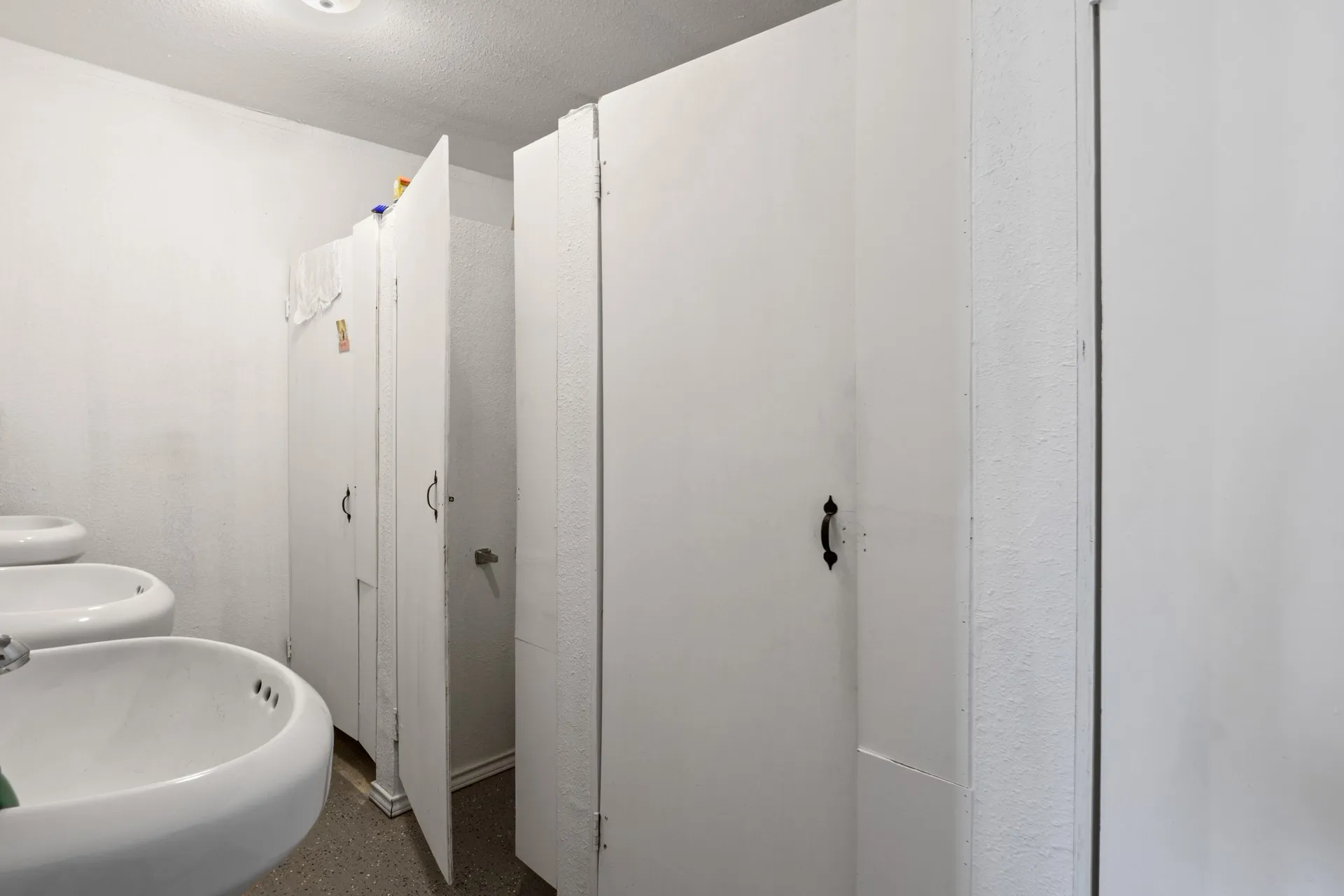 Single Family Residence For Sale in Hopkins County , 236 CR 2391 Tract 1, Pickton, Texas 75471, 6 Bedroom, 4 Bathroom, Garage spaces, 3,566 Sqft, built in 1992, mls#21180845, Real Estate Agent in Pickton, Homes For Sale in Hopkins county, Homes For Sale in Pickton, Realtor in Pickton Texas, Real Estate Brokerage Independent Realty Texas, Luminita Cordes Realtor