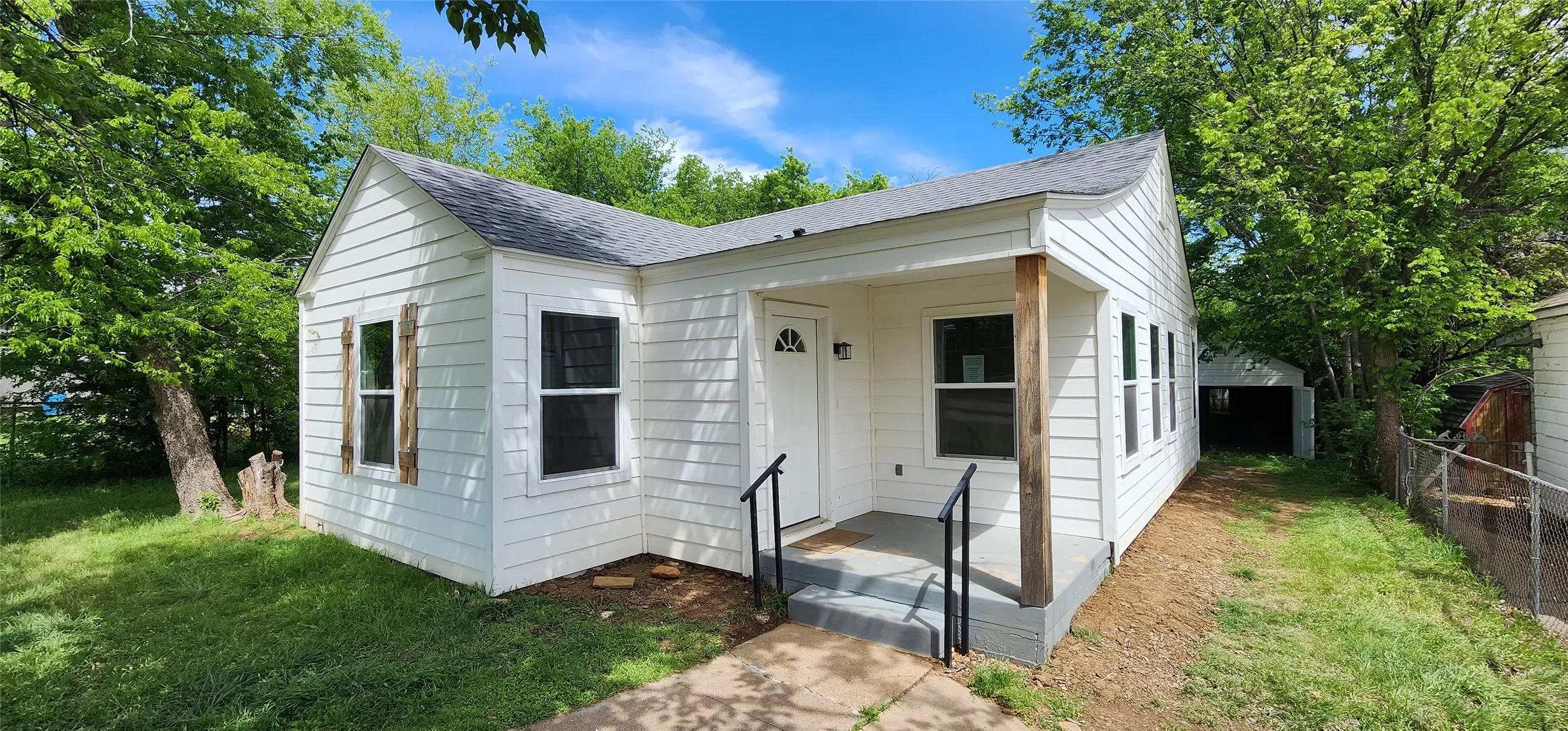 Single Family Residence For Sale in Palo Pinto County , 903 SW 5th Avenue SW, Mineral Wells, Texas 76067, 2 Bedroom, 1 Bathroom, 1 Garage spaces, 1,127 Sqft, built in 1942, Preowned, mls#21177486, Real Estate Agent in Mineral Wells, Homes For Sale in Palo Pinto county, Homes For Sale in Mineral Wells, Realtor in Mineral Wells Texas, Real Estate Brokerage Independent Realty Texas, Luminita Cordes Realtor
