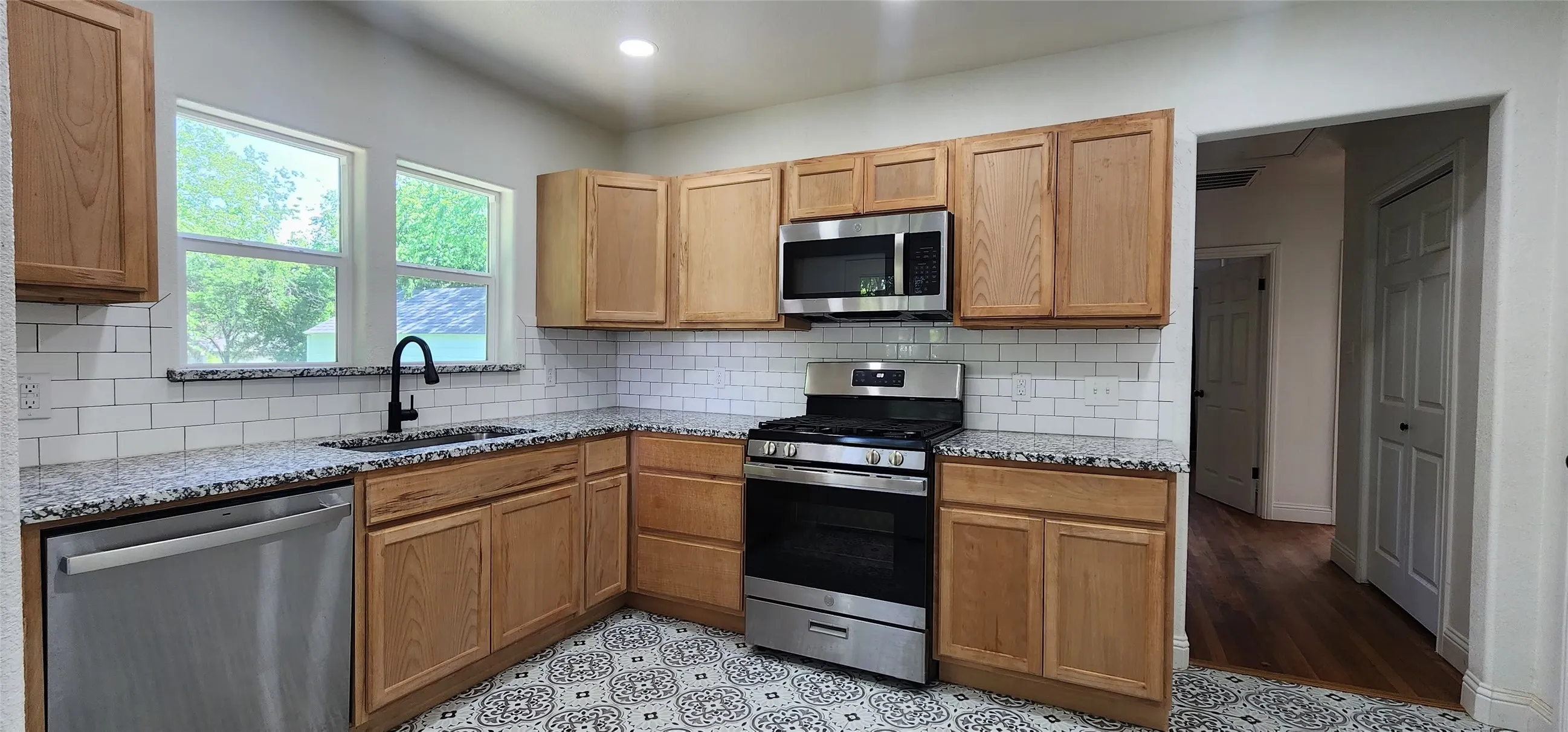 Single Family Residence For Sale in Palo Pinto County , 903 SW 5th Avenue SW, Mineral Wells, Texas 76067, 2 Bedroom, 1 Bathroom, 1 Garage spaces, 1,127 Sqft, built in 1942, Preowned, mls#21177486, Real Estate Agent in Mineral Wells, Homes For Sale in Palo Pinto county, Homes For Sale in Mineral Wells, Realtor in Mineral Wells Texas, Real Estate Brokerage Independent Realty Texas, Luminita Cordes Realtor