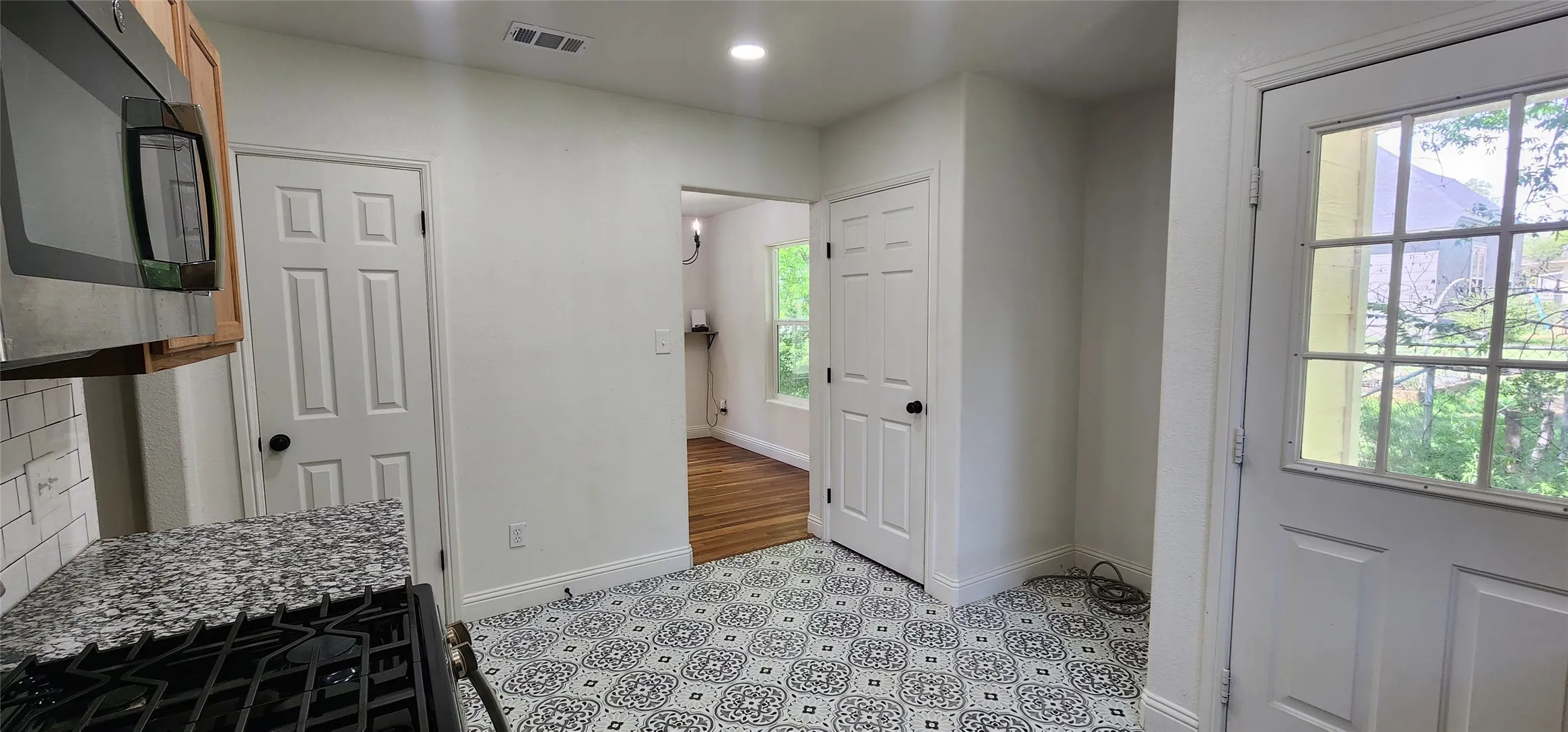 Single Family Residence For Sale in Palo Pinto County , 903 SW 5th Avenue SW, Mineral Wells, Texas 76067, 2 Bedroom, 1 Bathroom, 1 Garage spaces, 1,127 Sqft, built in 1942, Preowned, mls#21177486, Real Estate Agent in Mineral Wells, Homes For Sale in Palo Pinto county, Homes For Sale in Mineral Wells, Realtor in Mineral Wells Texas, Real Estate Brokerage Independent Realty Texas, Luminita Cordes Realtor