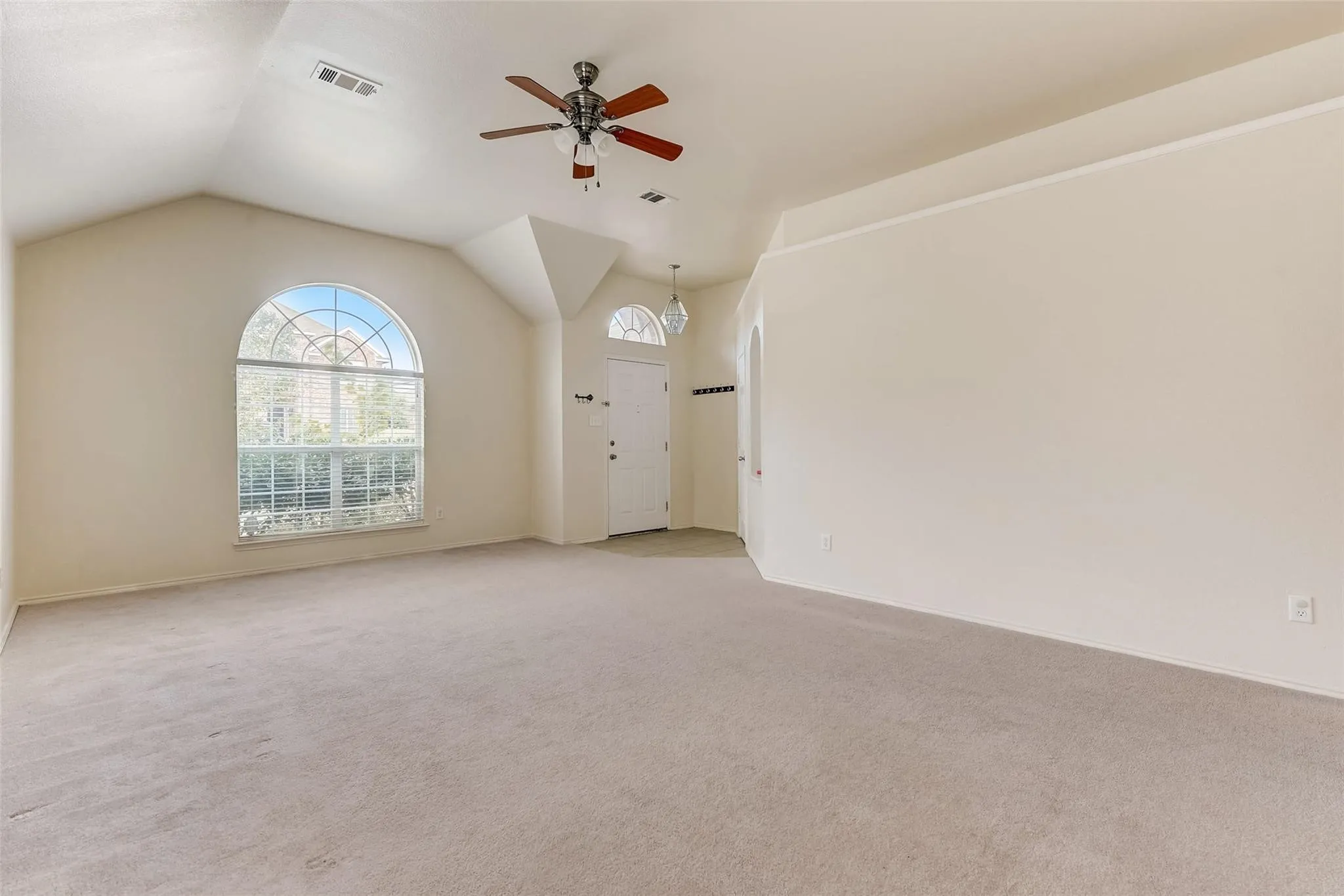 Single Family Residence For Sale in Tarrant County , 4905 Summer Oaks Lane, Fort Worth, Texas 76123, 3 Bedroom, 2 Bathroom, 2 Garage spaces, 1,788 Sqft, built in 2004, mls#21180990, Real Estate Agent in Fort Worth, Homes For Sale in Tarrant county, Homes For Sale in Fort Worth, Realtor in Fort Worth Texas, Real Estate Brokerage Independent Realty Texas, Luminita Cordes Realtor