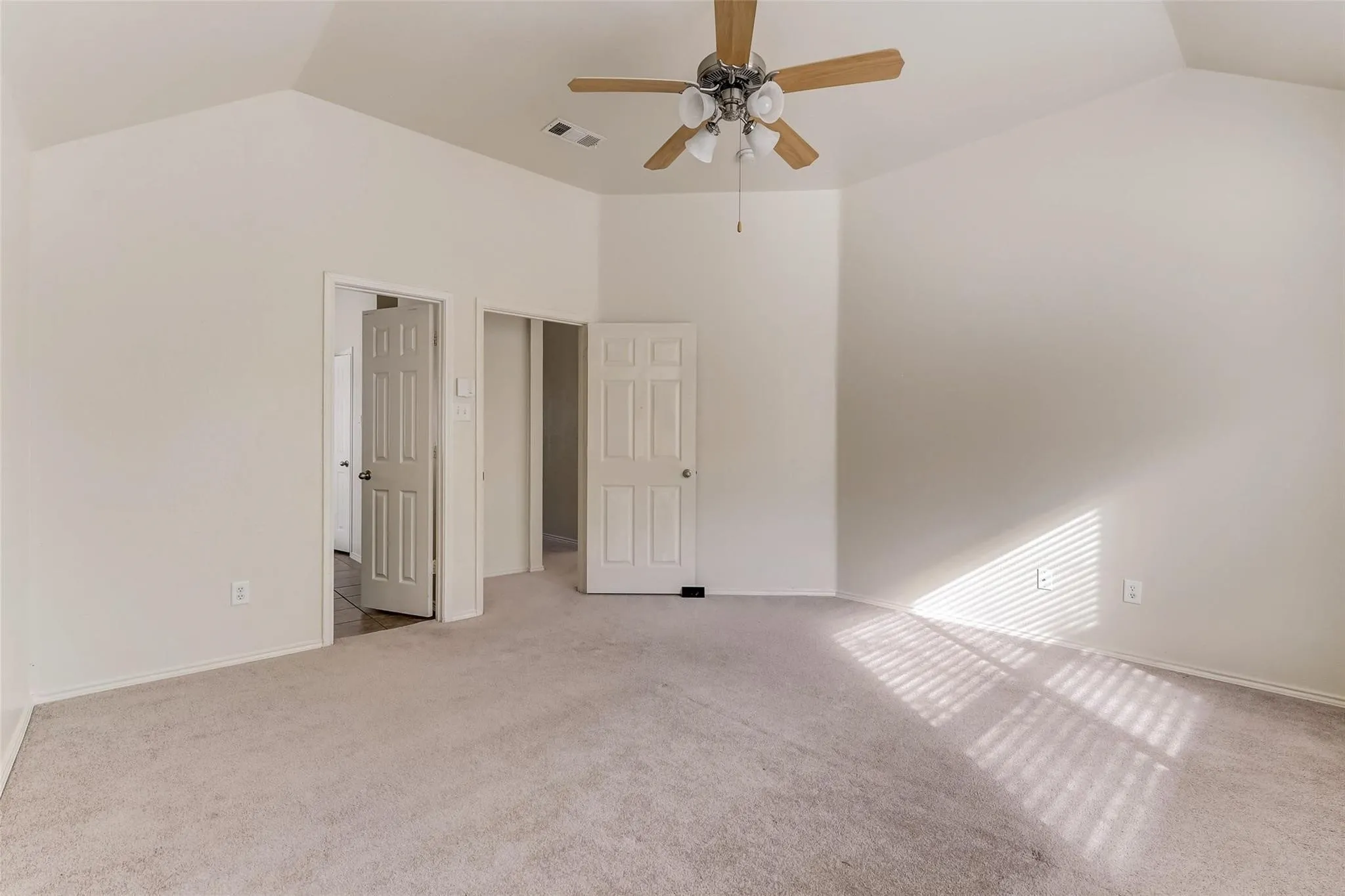 Single Family Residence For Sale in Tarrant County , 4905 Summer Oaks Lane, Fort Worth, Texas 76123, 3 Bedroom, 2 Bathroom, 2 Garage spaces, 1,788 Sqft, built in 2004, mls#21180990, Real Estate Agent in Fort Worth, Homes For Sale in Tarrant county, Homes For Sale in Fort Worth, Realtor in Fort Worth Texas, Real Estate Brokerage Independent Realty Texas, Luminita Cordes Realtor