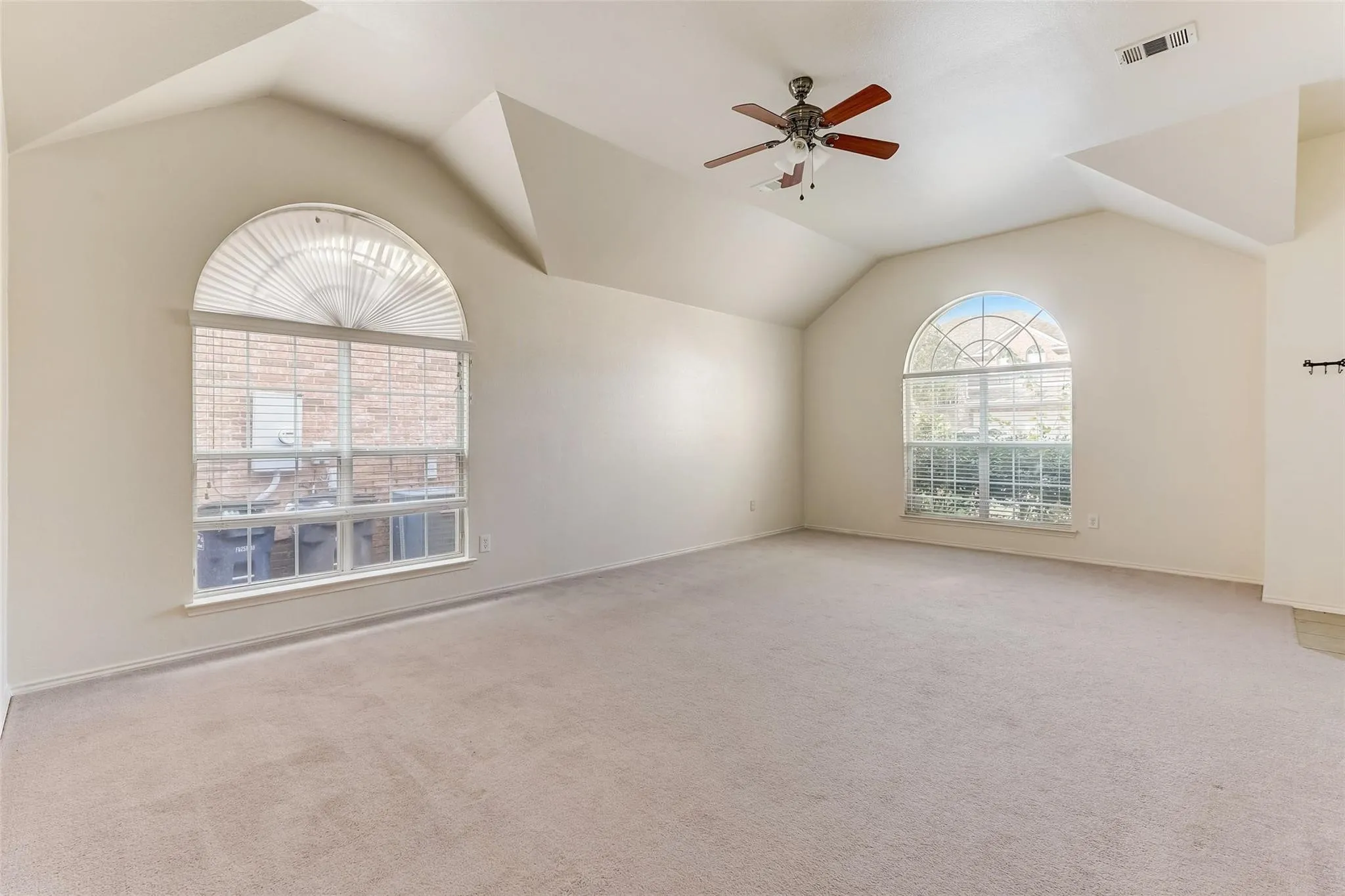 Single Family Residence For Sale in Tarrant County , 4905 Summer Oaks Lane, Fort Worth, Texas 76123, 3 Bedroom, 2 Bathroom, 2 Garage spaces, 1,788 Sqft, built in 2004, mls#21180990, Real Estate Agent in Fort Worth, Homes For Sale in Tarrant county, Homes For Sale in Fort Worth, Realtor in Fort Worth Texas, Real Estate Brokerage Independent Realty Texas, Luminita Cordes Realtor