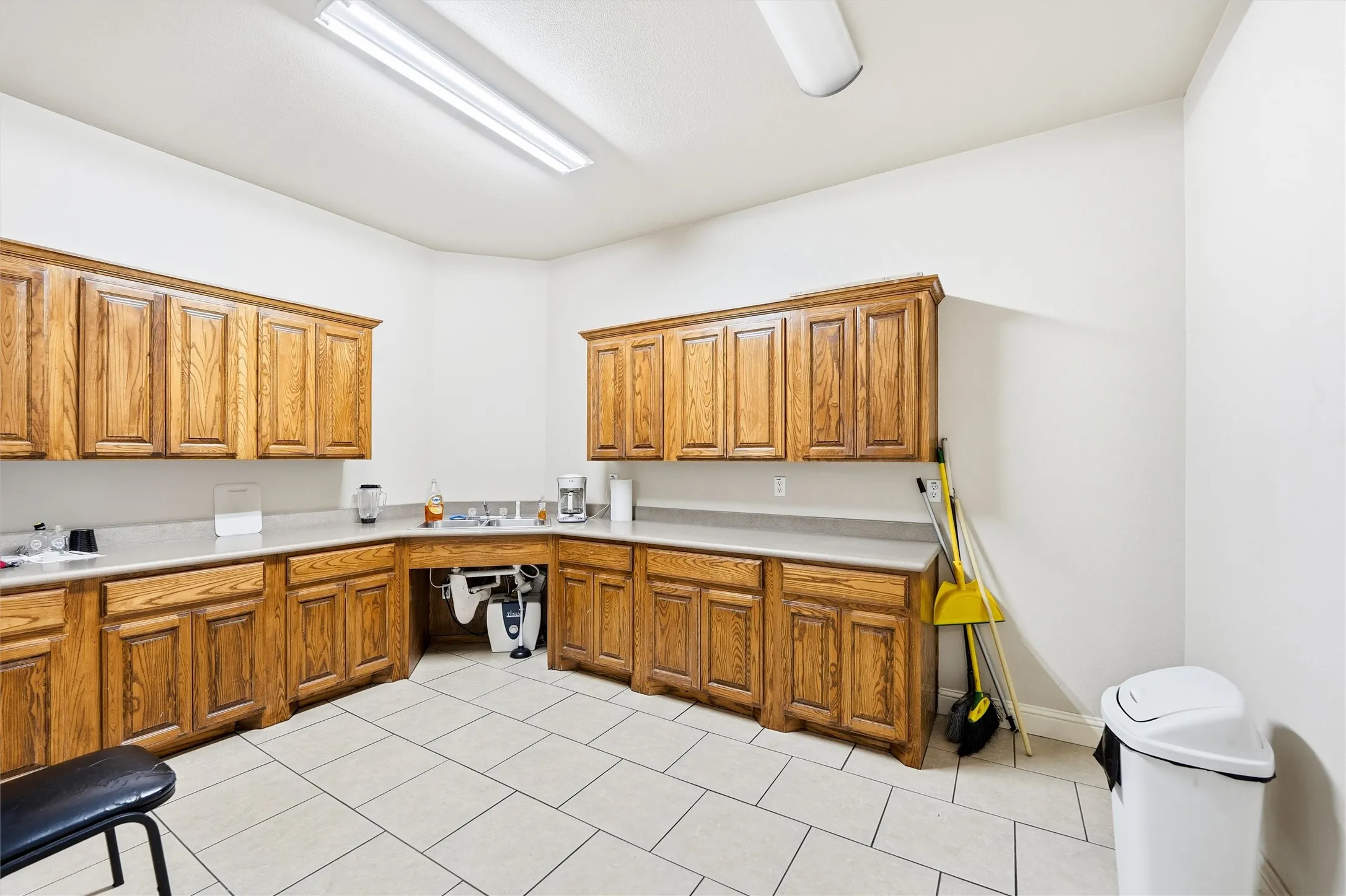 Office For Sale in Tarrant County , 1301 E Weatherford Street, Fort Worth, Texas 76102, 0, 0, Garage spaces, 0 Sqft, built in 1965, Preowned, Price $2,900,000, mls#21155332, Real Estate Agent in Fort Worth, Homes For Sale in Tarrant county, Homes For Sale in Fort Worth, Realtor in Fort Worth Texas, Real Estate Brokerage Independent Realty Texas, Luminita Cordes Realtor