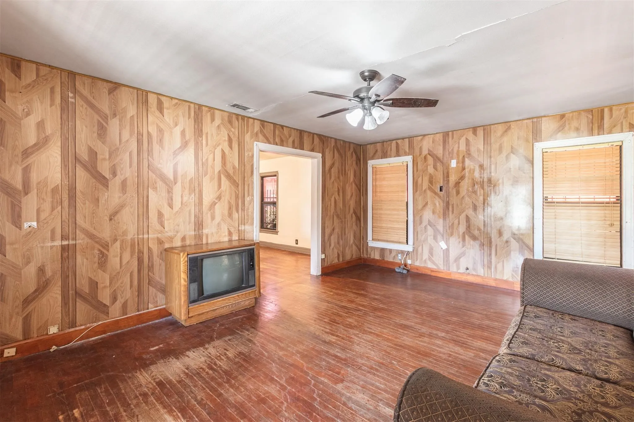 Single Family Residence For Sale in Dallas County , 4603 Fairmount Street, Dallas, Texas 75219, 2 Bedroom, 2 Bathroom, 2 Garage spaces, 1,323 Sqft, built in 1937, mls#21181112, Real Estate Agent in Dallas, Homes For Sale in Dallas county, Homes For Sale in Dallas, Realtor in Dallas Texas, Real Estate Brokerage Independent Realty Texas, Luminita Cordes Realtor