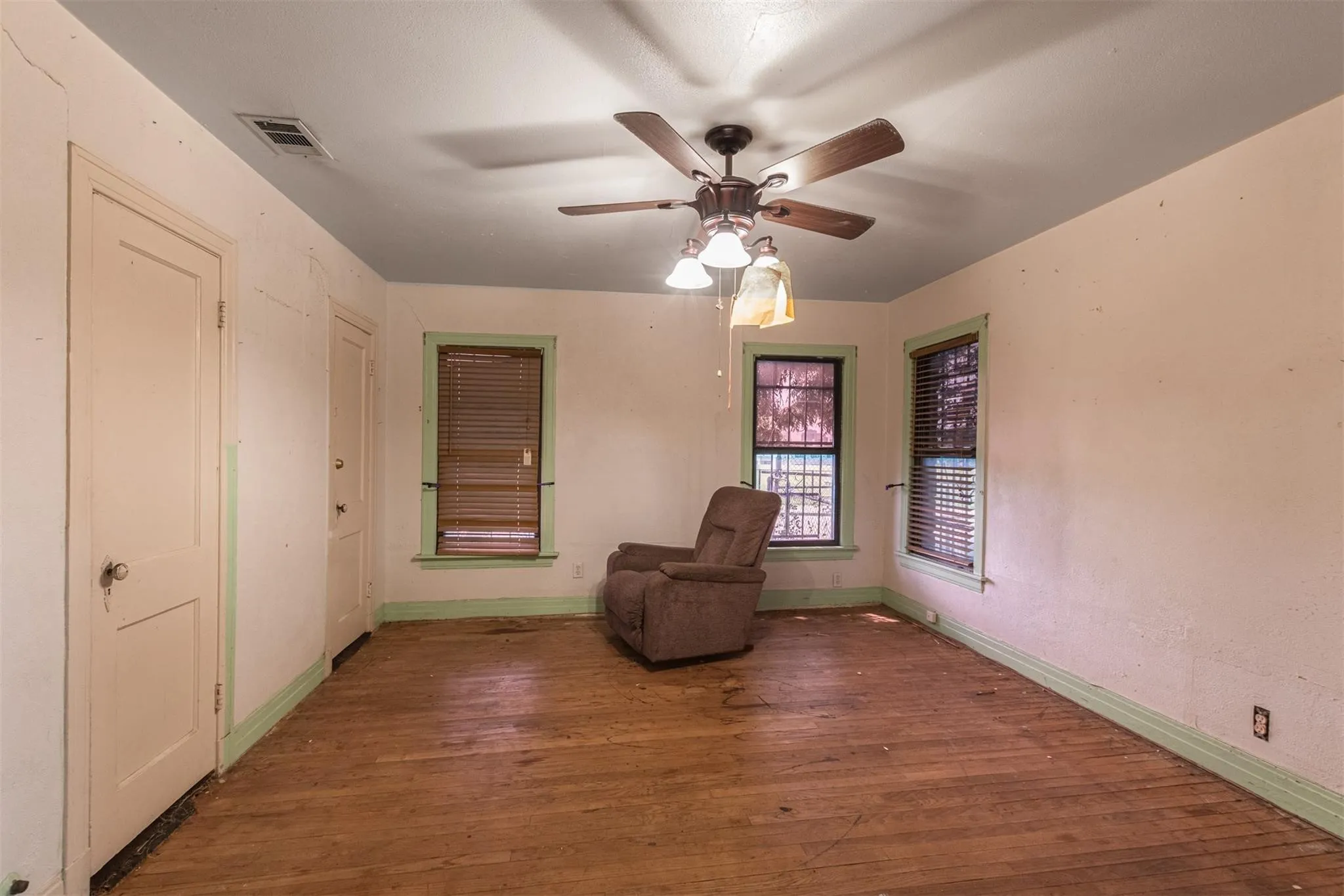Single Family Residence For Sale in Dallas County , 4603 Fairmount Street, Dallas, Texas 75219, 2 Bedroom, 2 Bathroom, 2 Garage spaces, 1,323 Sqft, built in 1937, mls#21181112, Real Estate Agent in Dallas, Homes For Sale in Dallas county, Homes For Sale in Dallas, Realtor in Dallas Texas, Real Estate Brokerage Independent Realty Texas, Luminita Cordes Realtor