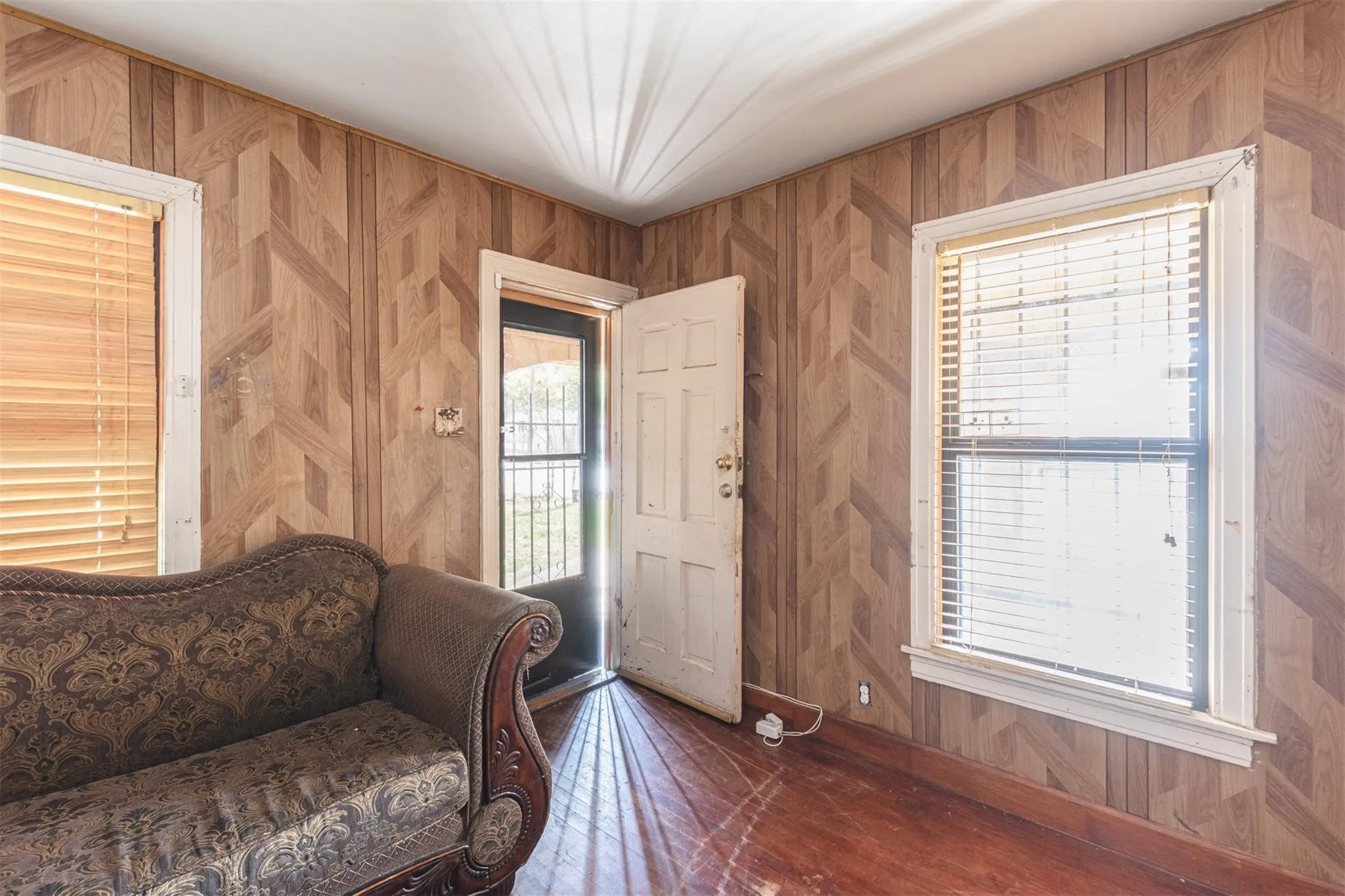 Single Family Residence For Sale in Dallas County , 4603 Fairmount Street, Dallas, Texas 75219, 2 Bedroom, 2 Bathroom, 2 Garage spaces, 1,323 Sqft, built in 1937, mls#21181112, Real Estate Agent in Dallas, Homes For Sale in Dallas county, Homes For Sale in Dallas, Realtor in Dallas Texas, Real Estate Brokerage Independent Realty Texas, Luminita Cordes Realtor