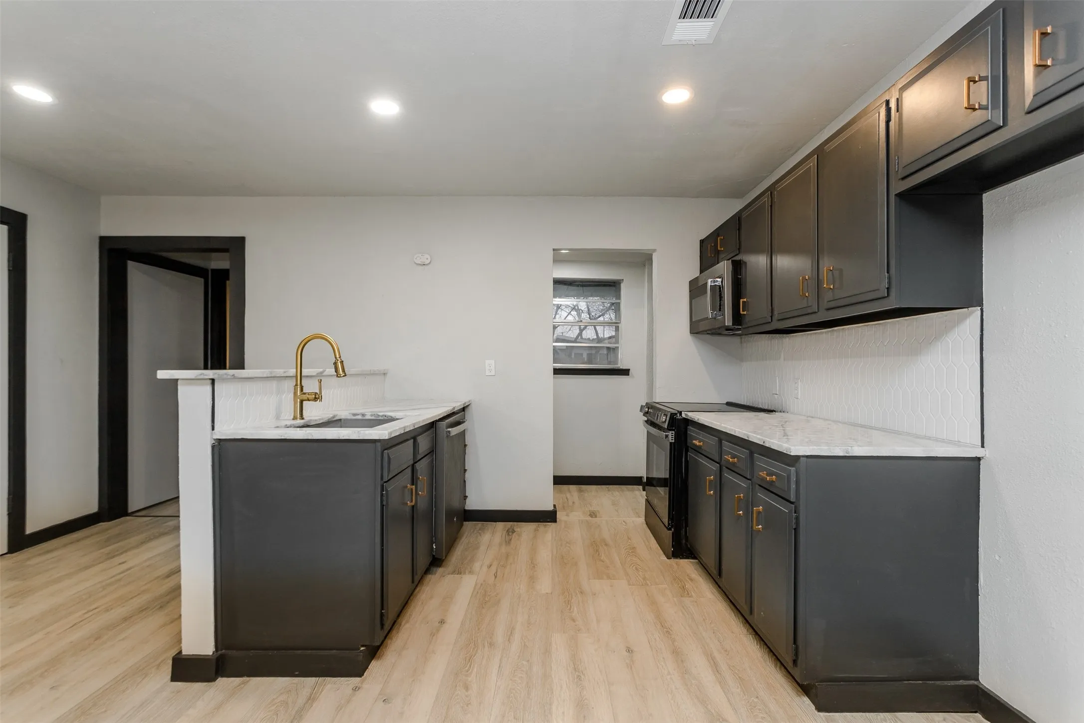 Single Family Residence For Sale in Tarrant County , 4520 Geddes Avenue, Fort Worth, Texas 76107, 4 Bedroom, 3 Bathroom, 1 Garage spaces, 2,476 Sqft, built in 1952, mls#21181175, Real Estate Agent in Fort Worth, Homes For Sale in Tarrant county, Homes For Sale in Fort Worth, Realtor in Fort Worth Texas, Real Estate Brokerage Independent Realty Texas, Luminita Cordes Realtor