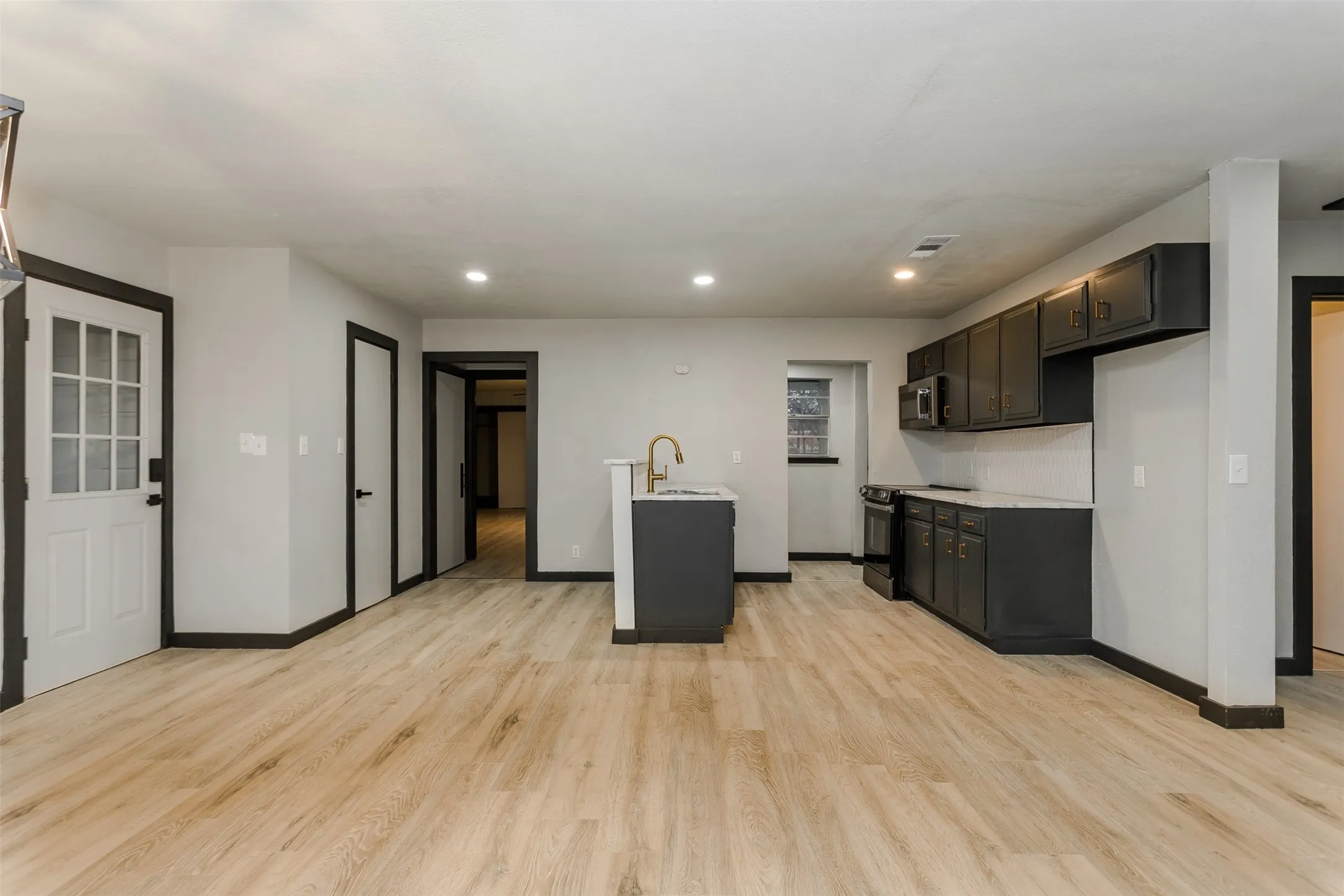 Single Family Residence For Sale in Tarrant County , 4520 Geddes Avenue, Fort Worth, Texas 76107, 4 Bedroom, 3 Bathroom, 1 Garage spaces, 2,476 Sqft, built in 1952, mls#21181175, Real Estate Agent in Fort Worth, Homes For Sale in Tarrant county, Homes For Sale in Fort Worth, Realtor in Fort Worth Texas, Real Estate Brokerage Independent Realty Texas, Luminita Cordes Realtor