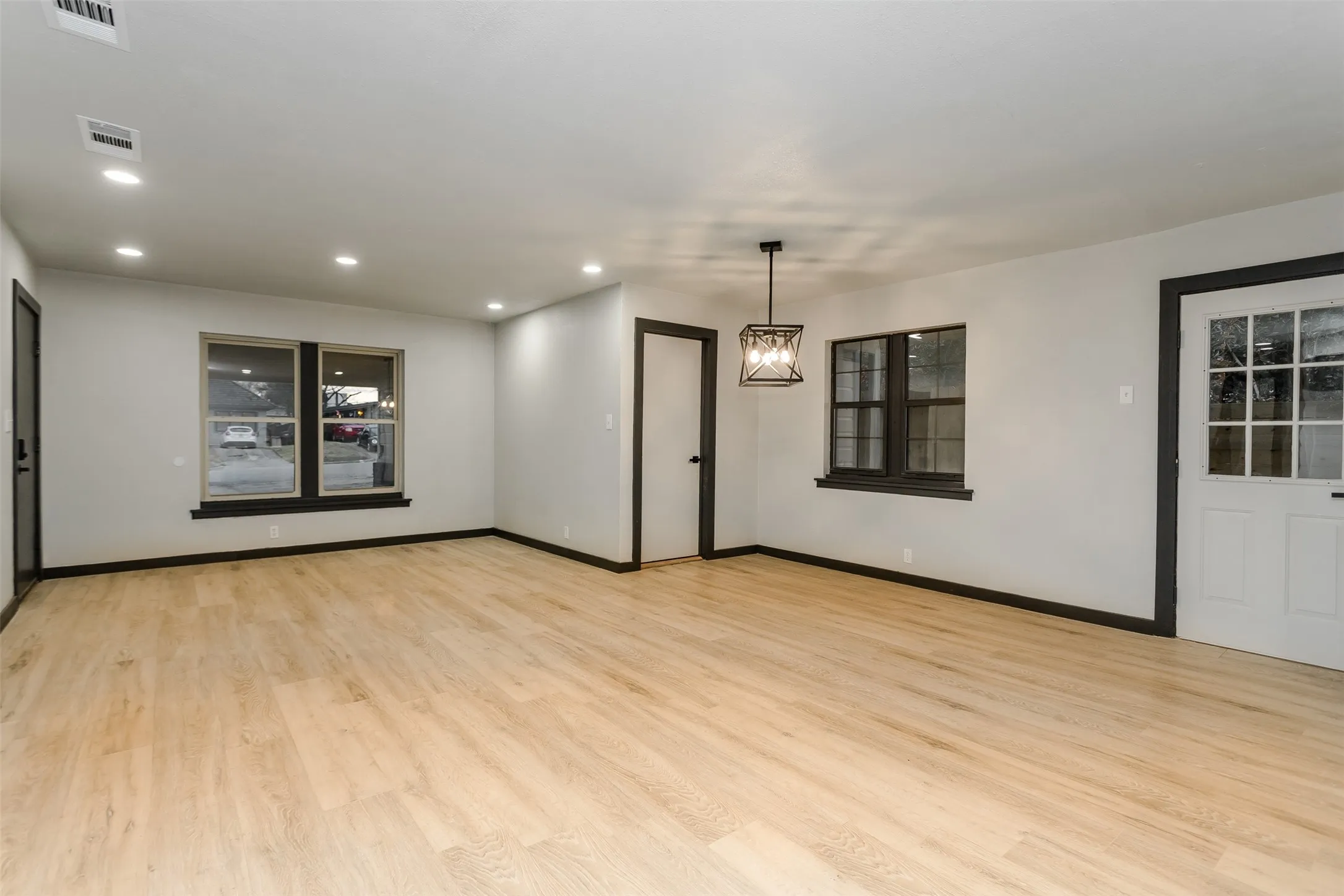 Single Family Residence For Sale in Tarrant County , 4520 Geddes Avenue, Fort Worth, Texas 76107, 4 Bedroom, 3 Bathroom, 1 Garage spaces, 2,476 Sqft, built in 1952, mls#21181175, Real Estate Agent in Fort Worth, Homes For Sale in Tarrant county, Homes For Sale in Fort Worth, Realtor in Fort Worth Texas, Real Estate Brokerage Independent Realty Texas, Luminita Cordes Realtor
