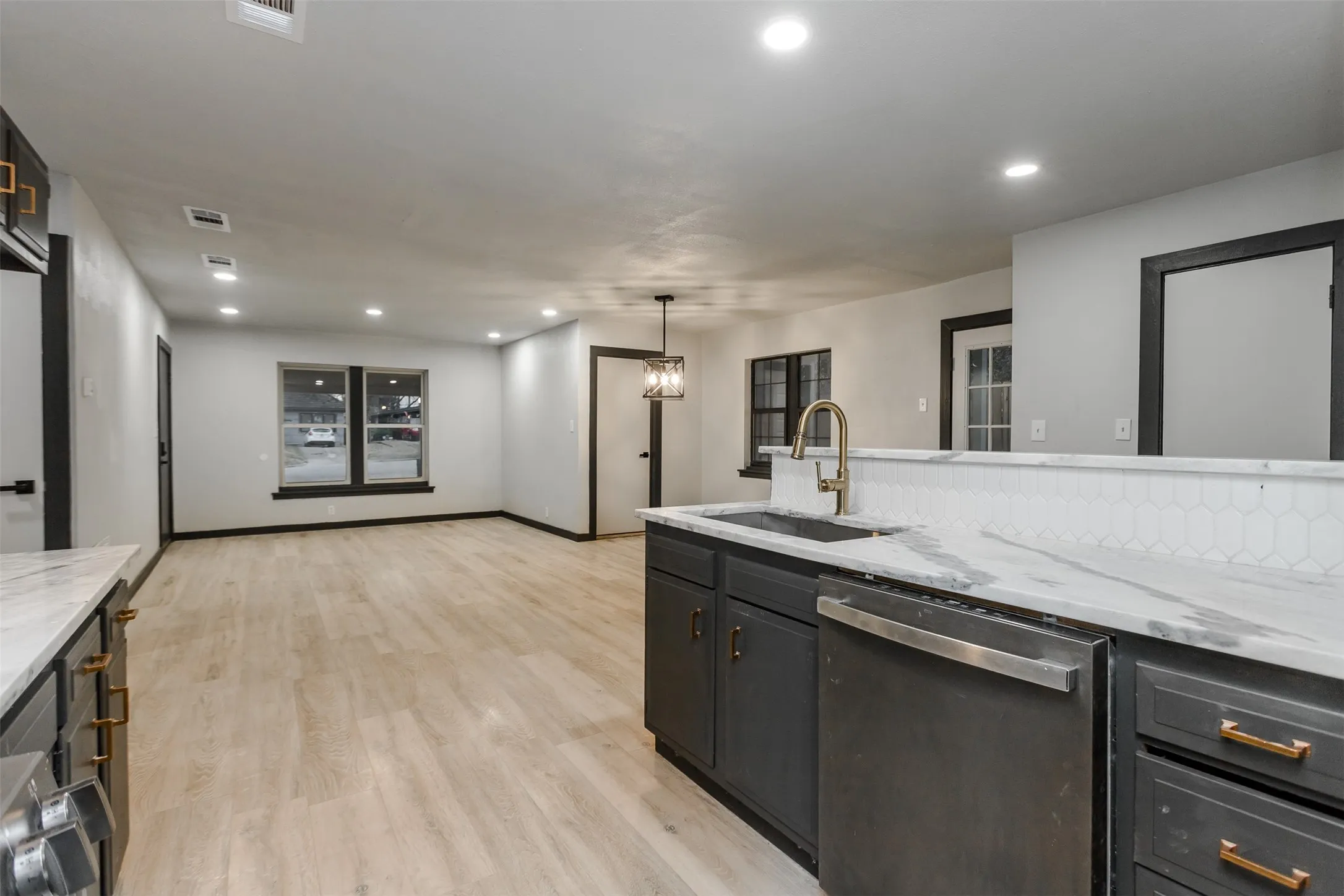 Single Family Residence For Sale in Tarrant County , 4520 Geddes Avenue, Fort Worth, Texas 76107, 4 Bedroom, 3 Bathroom, 1 Garage spaces, 2,476 Sqft, built in 1952, mls#21181175, Real Estate Agent in Fort Worth, Homes For Sale in Tarrant county, Homes For Sale in Fort Worth, Realtor in Fort Worth Texas, Real Estate Brokerage Independent Realty Texas, Luminita Cordes Realtor
