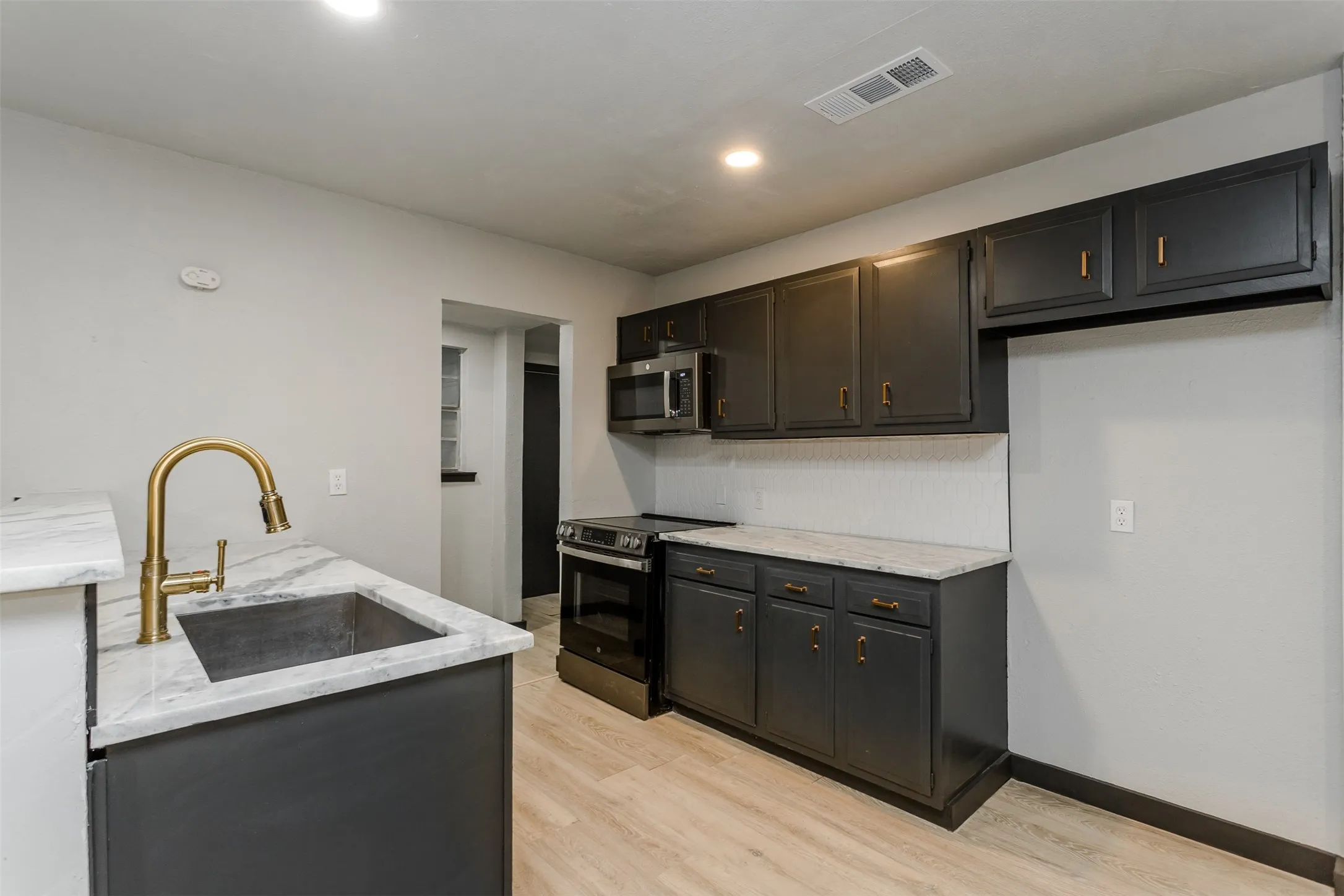 Single Family Residence For Sale in Tarrant County , 4520 Geddes Avenue, Fort Worth, Texas 76107, 4 Bedroom, 3 Bathroom, 1 Garage spaces, 2,476 Sqft, built in 1952, mls#21181175, Real Estate Agent in Fort Worth, Homes For Sale in Tarrant county, Homes For Sale in Fort Worth, Realtor in Fort Worth Texas, Real Estate Brokerage Independent Realty Texas, Luminita Cordes Realtor