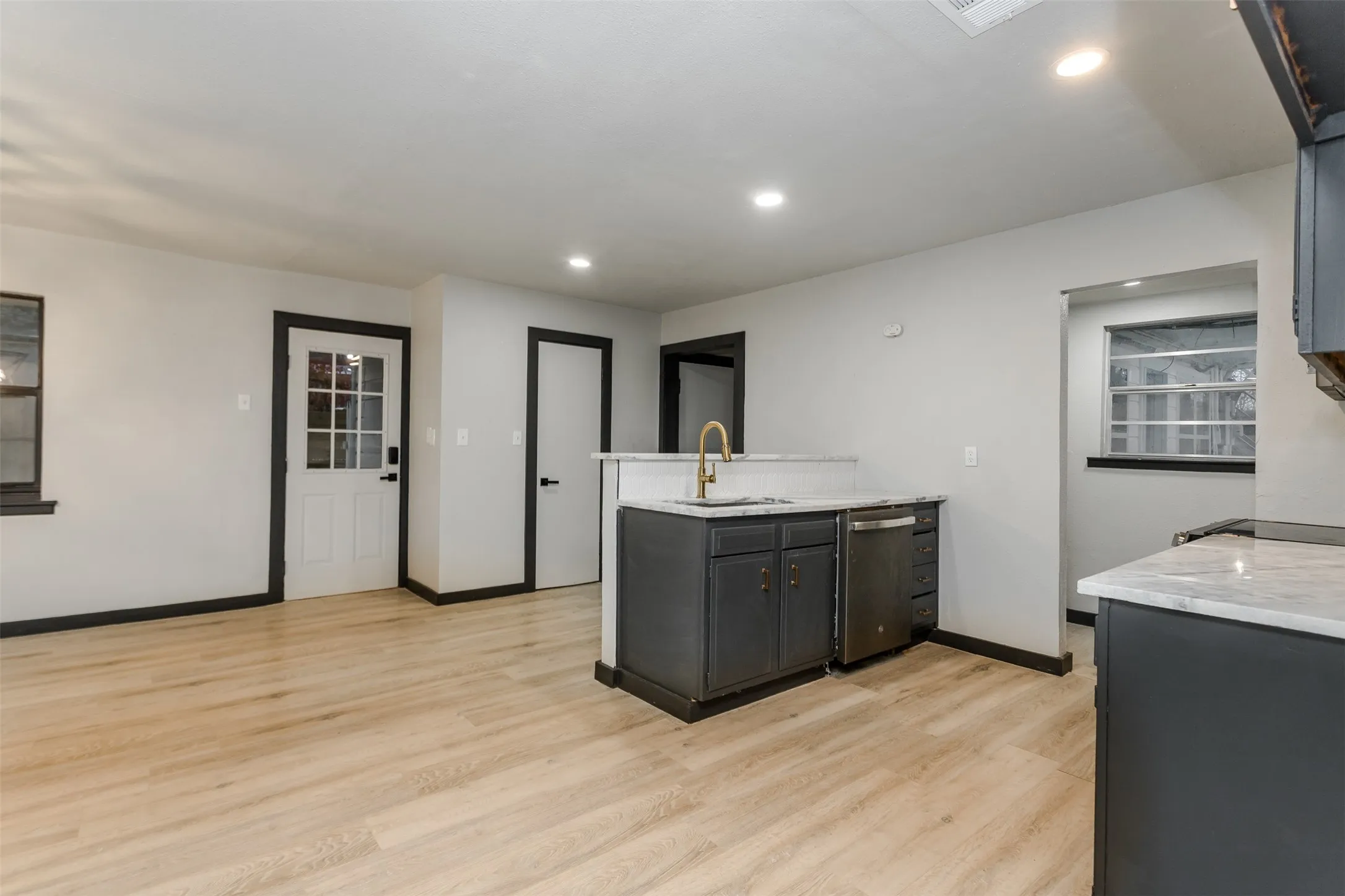 Single Family Residence For Sale in Tarrant County , 4520 Geddes Avenue, Fort Worth, Texas 76107, 4 Bedroom, 3 Bathroom, 1 Garage spaces, 2,476 Sqft, built in 1952, mls#21181175, Real Estate Agent in Fort Worth, Homes For Sale in Tarrant county, Homes For Sale in Fort Worth, Realtor in Fort Worth Texas, Real Estate Brokerage Independent Realty Texas, Luminita Cordes Realtor