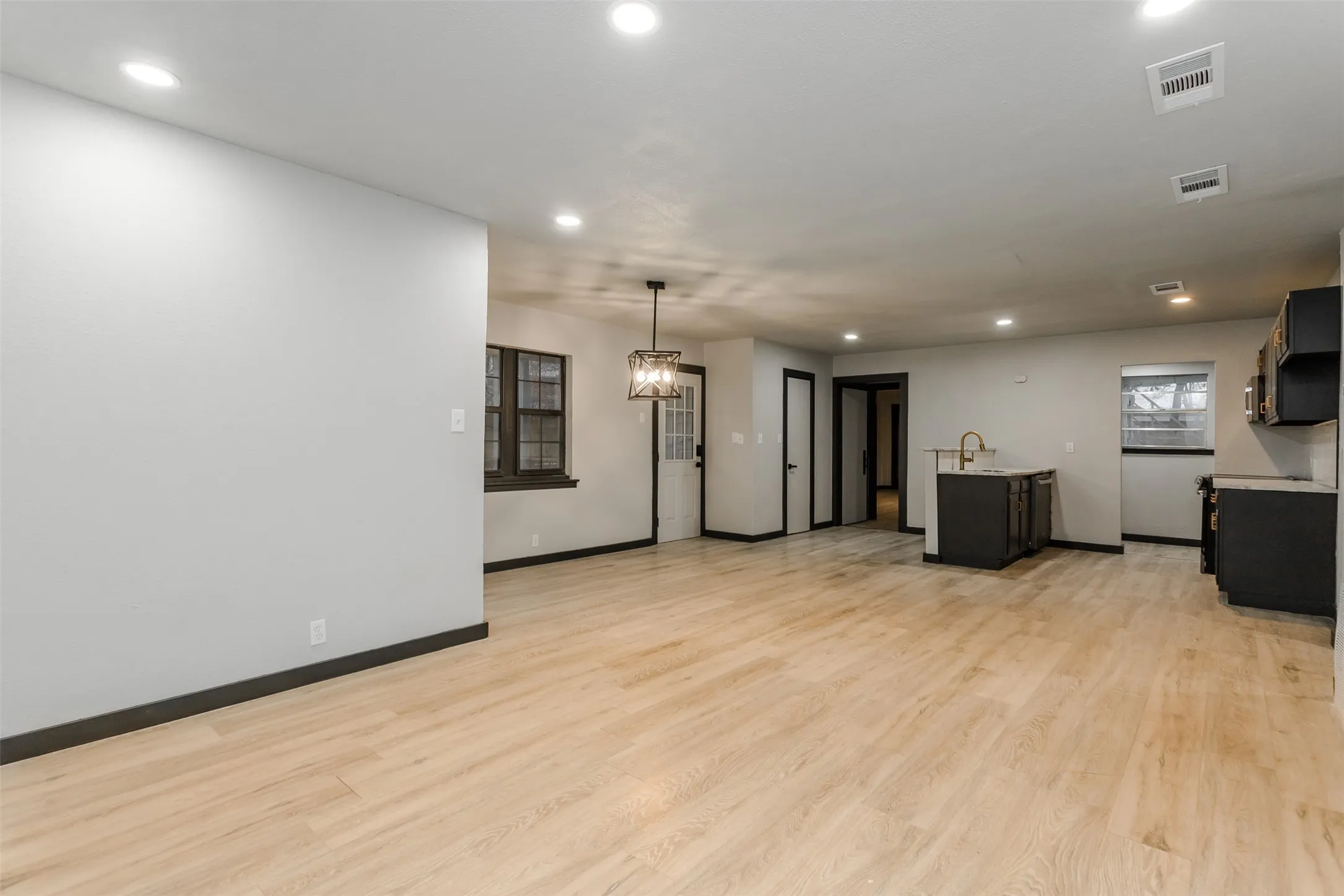 Single Family Residence For Sale in Tarrant County , 4520 Geddes Avenue, Fort Worth, Texas 76107, 4 Bedroom, 3 Bathroom, 1 Garage spaces, 2,476 Sqft, built in 1952, mls#21181175, Real Estate Agent in Fort Worth, Homes For Sale in Tarrant county, Homes For Sale in Fort Worth, Realtor in Fort Worth Texas, Real Estate Brokerage Independent Realty Texas, Luminita Cordes Realtor