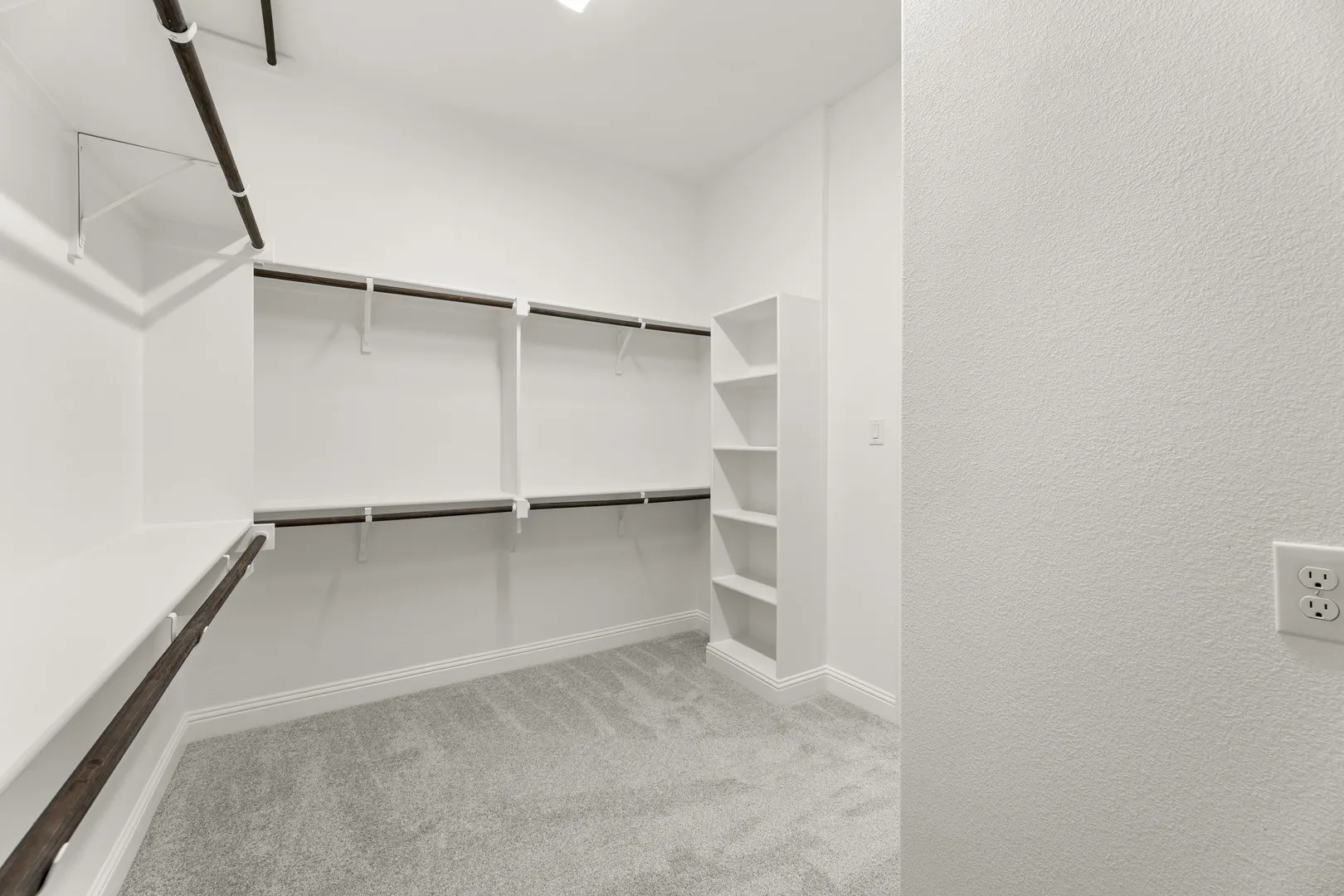 18_20. 3229 Agnew - Closet
