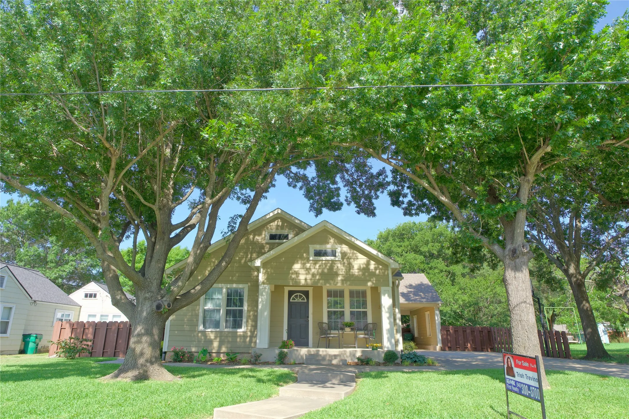 Single Family Residence For Sale in Cooke County , 613 N Main Street, Muenster, Texas 76252, 3 Bedrooms, 2 Bathrooms, Garage spaces, 1,707 Sqft, built in 1939, Price $345,900, mls#21181291, Real Estate Agent in Muenster, Homes For Sale in Cooke county, Homes For Sale in Muenster, Realtor in Muenster Texas, Real Estate Brokerage Independent Realty Texas, Luminita Cordes Realtor