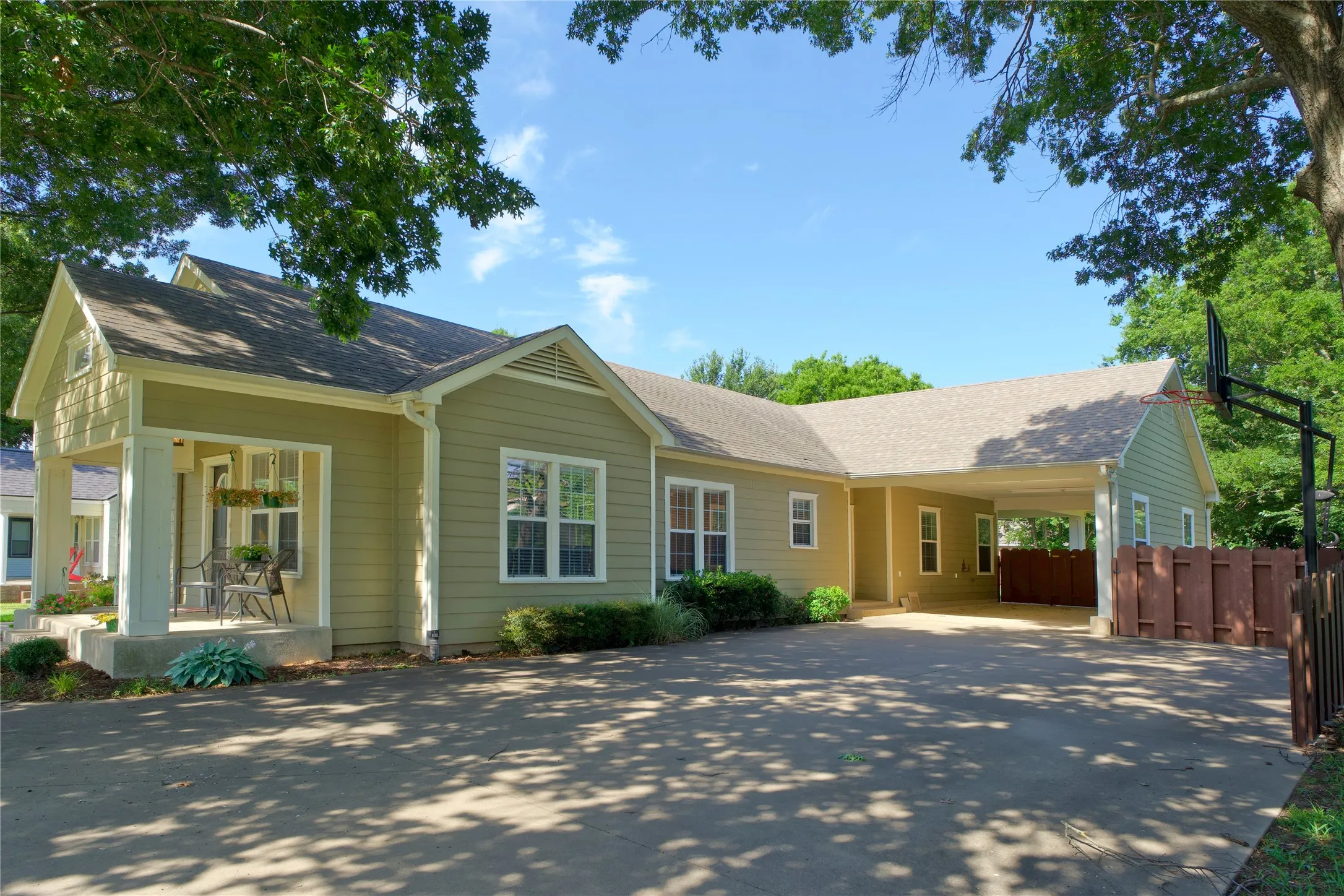 Single Family Residence For Sale in Cooke County , 613 N Main Street, Muenster, Texas 76252, 3 Bedrooms, 2 Bathrooms, Garage spaces, 1,707 Sqft, built in 1939, Price $345,900, mls#21181291, Real Estate Agent in Muenster, Homes For Sale in Cooke county, Homes For Sale in Muenster, Realtor in Muenster Texas, Real Estate Brokerage Independent Realty Texas, Luminita Cordes Realtor