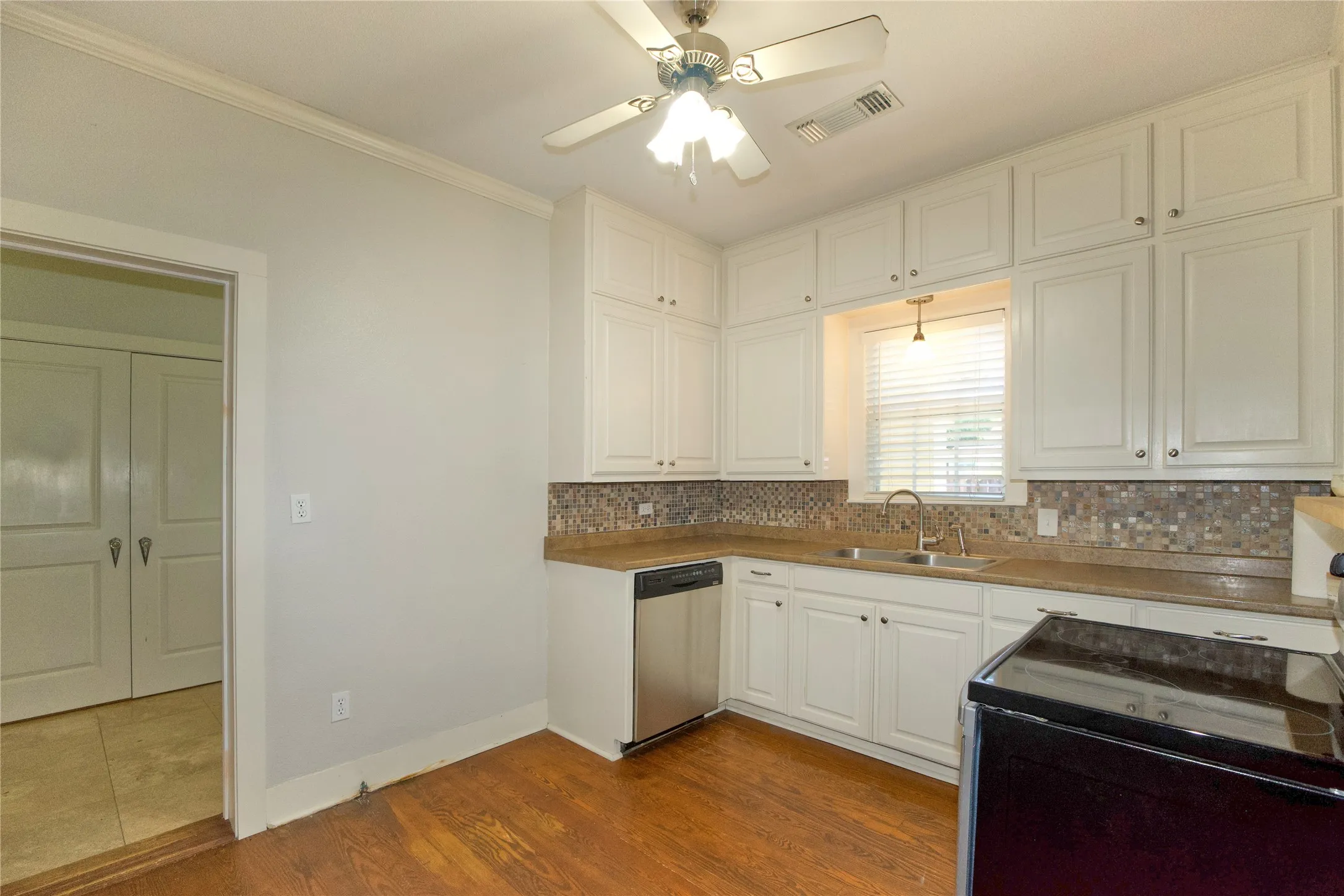 Single Family Residence For Sale in Cooke County , 613 N Main Street, Muenster, Texas 76252, 3 Bedrooms, 2 Bathrooms, Garage spaces, 1,707 Sqft, built in 1939, Price $345,900, mls#21181291, Real Estate Agent in Muenster, Homes For Sale in Cooke county, Homes For Sale in Muenster, Realtor in Muenster Texas, Real Estate Brokerage Independent Realty Texas, Luminita Cordes Realtor