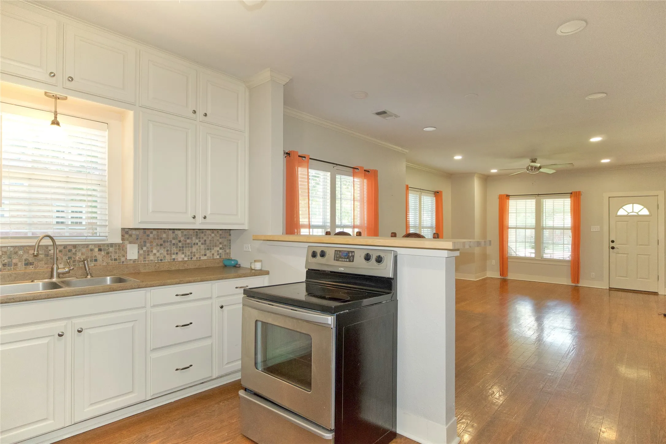 Single Family Residence For Sale in Cooke County , 613 N Main Street, Muenster, Texas 76252, 3 Bedrooms, 2 Bathrooms, Garage spaces, 1,707 Sqft, built in 1939, Price $345,900, mls#21181291, Real Estate Agent in Muenster, Homes For Sale in Cooke county, Homes For Sale in Muenster, Realtor in Muenster Texas, Real Estate Brokerage Independent Realty Texas, Luminita Cordes Realtor