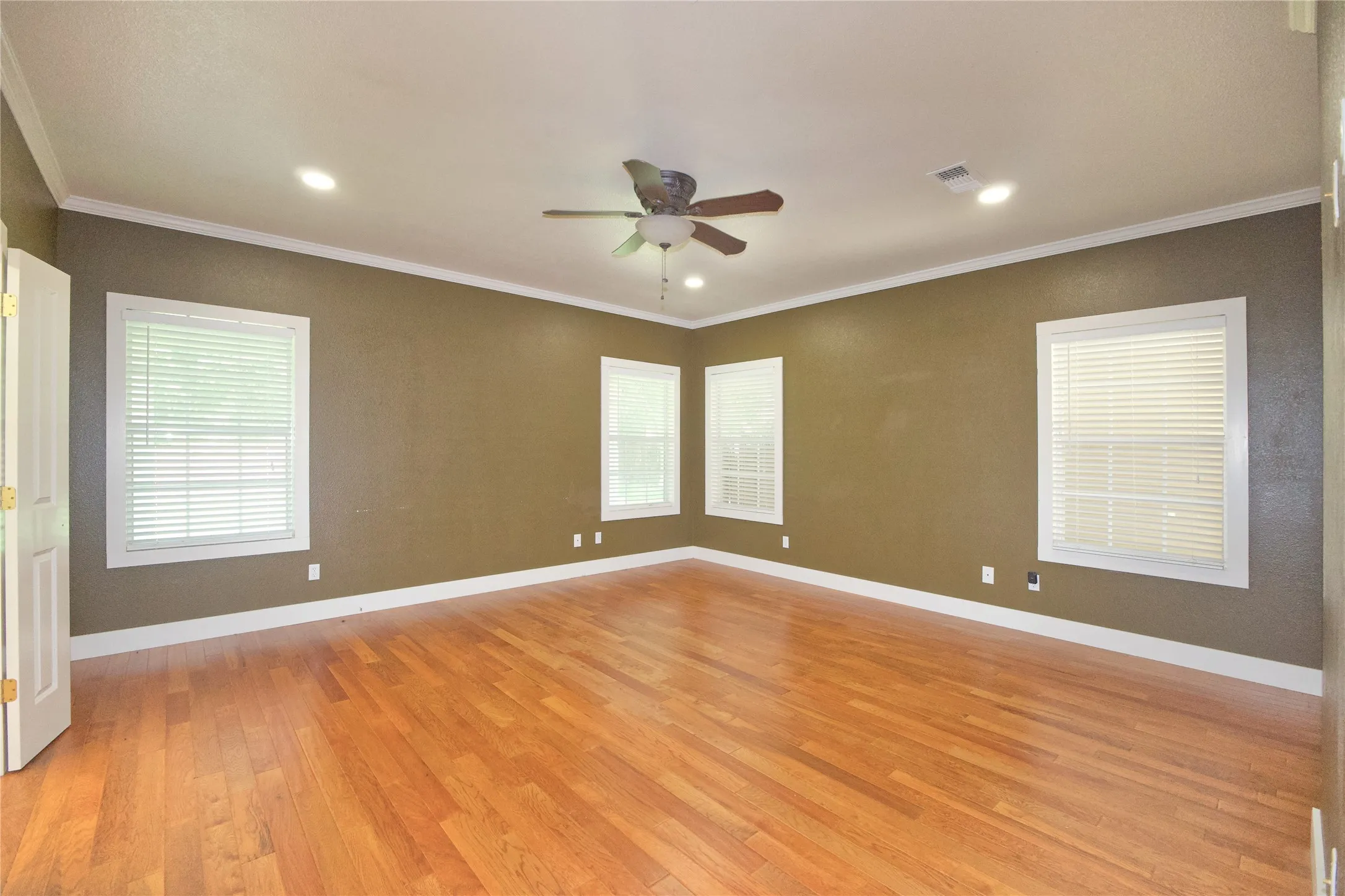Single Family Residence For Sale in Cooke County , 613 N Main Street, Muenster, Texas 76252, 3 Bedrooms, 2 Bathrooms, Garage spaces, 1,707 Sqft, built in 1939, Price $345,900, mls#21181291, Real Estate Agent in Muenster, Homes For Sale in Cooke county, Homes For Sale in Muenster, Realtor in Muenster Texas, Real Estate Brokerage Independent Realty Texas, Luminita Cordes Realtor