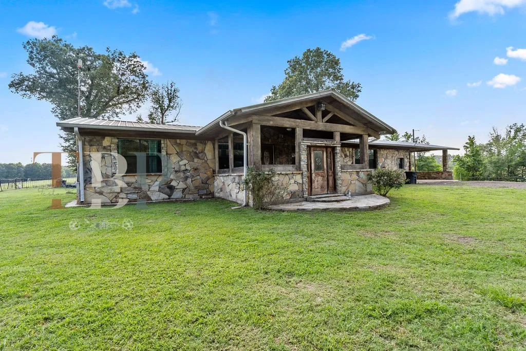 Farm For Sale in Cass County , 2711 Fm 250 N, Hughes Springs, Texas 75656, 3 Bedrooms, 2 Bathrooms, Garage spaces, 2,760 Sqft, built in 1965, Price $550,000, mls#21181331, Real Estate Agent in Hughes Springs, Homes For Sale in Cass county, Homes For Sale in Hughes Springs, Realtor in Hughes Springs Texas, Real Estate Brokerage Independent Realty Texas, Luminita Cordes Realtor