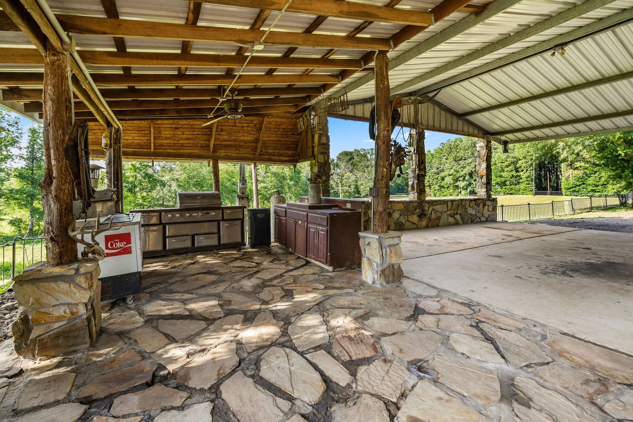 Farm For Sale in Cass County , 2711 Fm 250 N, Hughes Springs, Texas 75656, 3 Bedrooms, 2 Bathrooms, Garage spaces, 2,760 Sqft, built in 1965, Price $550,000, mls#21181331, Real Estate Agent in Hughes Springs, Homes For Sale in Cass county, Homes For Sale in Hughes Springs, Realtor in Hughes Springs Texas, Real Estate Brokerage Independent Realty Texas, Luminita Cordes Realtor