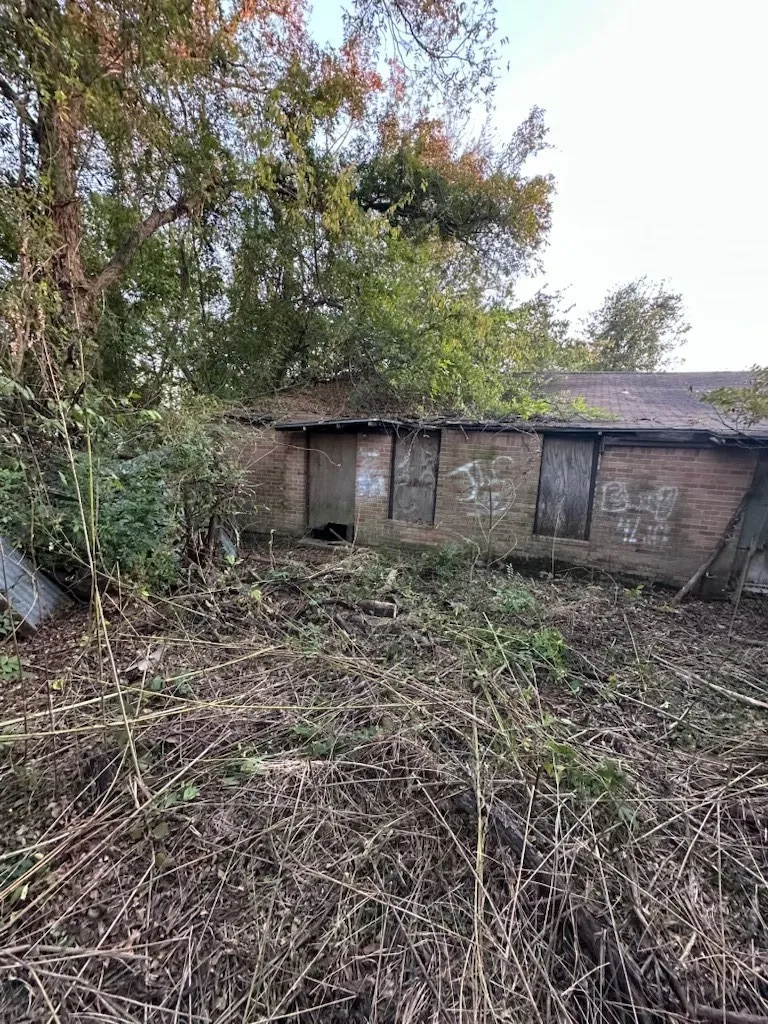 Single Family Residence For Sale in Falls County , 431 Well Street, Marlin, Texas 76661, 4 Bedrooms, 1 Bathroom, Garage spaces, 1,040 Sqft, built in 1950, Price $14,500, mls#21181327, Real Estate Agent in Marlin, Homes For Sale in Falls county, Homes For Sale in Marlin, Realtor in Marlin Texas, Real Estate Brokerage Independent Realty Texas, Luminita Cordes Realtor