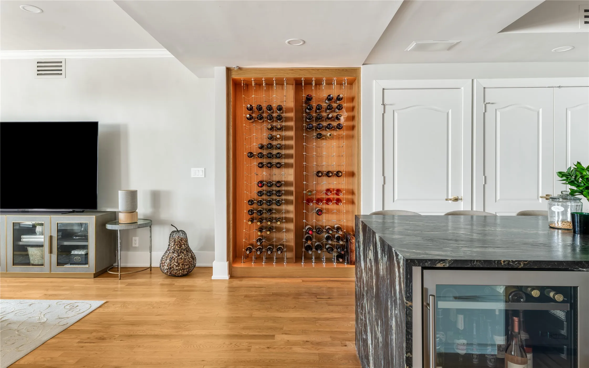 Condominium For Sale in Dallas County , 3401 Lee Parkway 404, Dallas, Texas 75219, 2 Bedroom, 3 Bathroom, 3 Garage spaces, 3,382 Sqft, built in 1998, mls#21180401, Real Estate Agent in Dallas, Homes For Sale in Dallas county, Homes For Sale in Dallas, Realtor in Dallas Texas, Real Estate Brokerage Independent Realty Texas, Luminita Cordes Realtor
