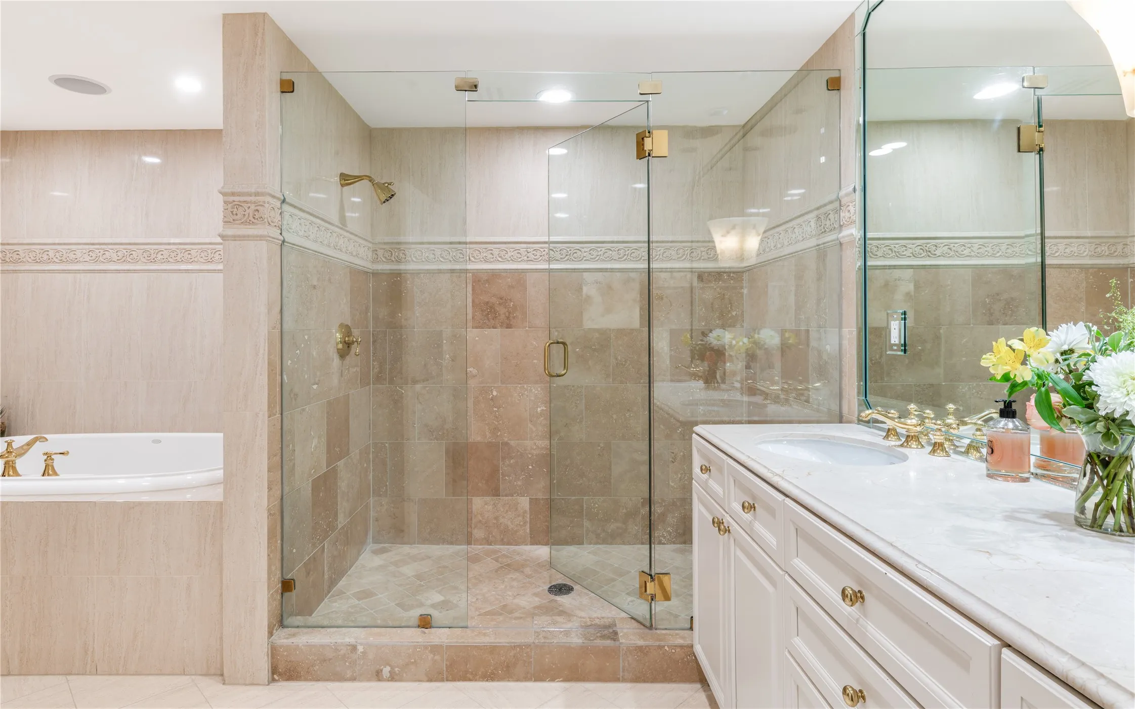 Condominium For Sale in Dallas County , 3401 Lee Parkway 404, Dallas, Texas 75219, 2 Bedroom, 3 Bathroom, 3 Garage spaces, 3,382 Sqft, built in 1998, mls#21180401, Real Estate Agent in Dallas, Homes For Sale in Dallas county, Homes For Sale in Dallas, Realtor in Dallas Texas, Real Estate Brokerage Independent Realty Texas, Luminita Cordes Realtor