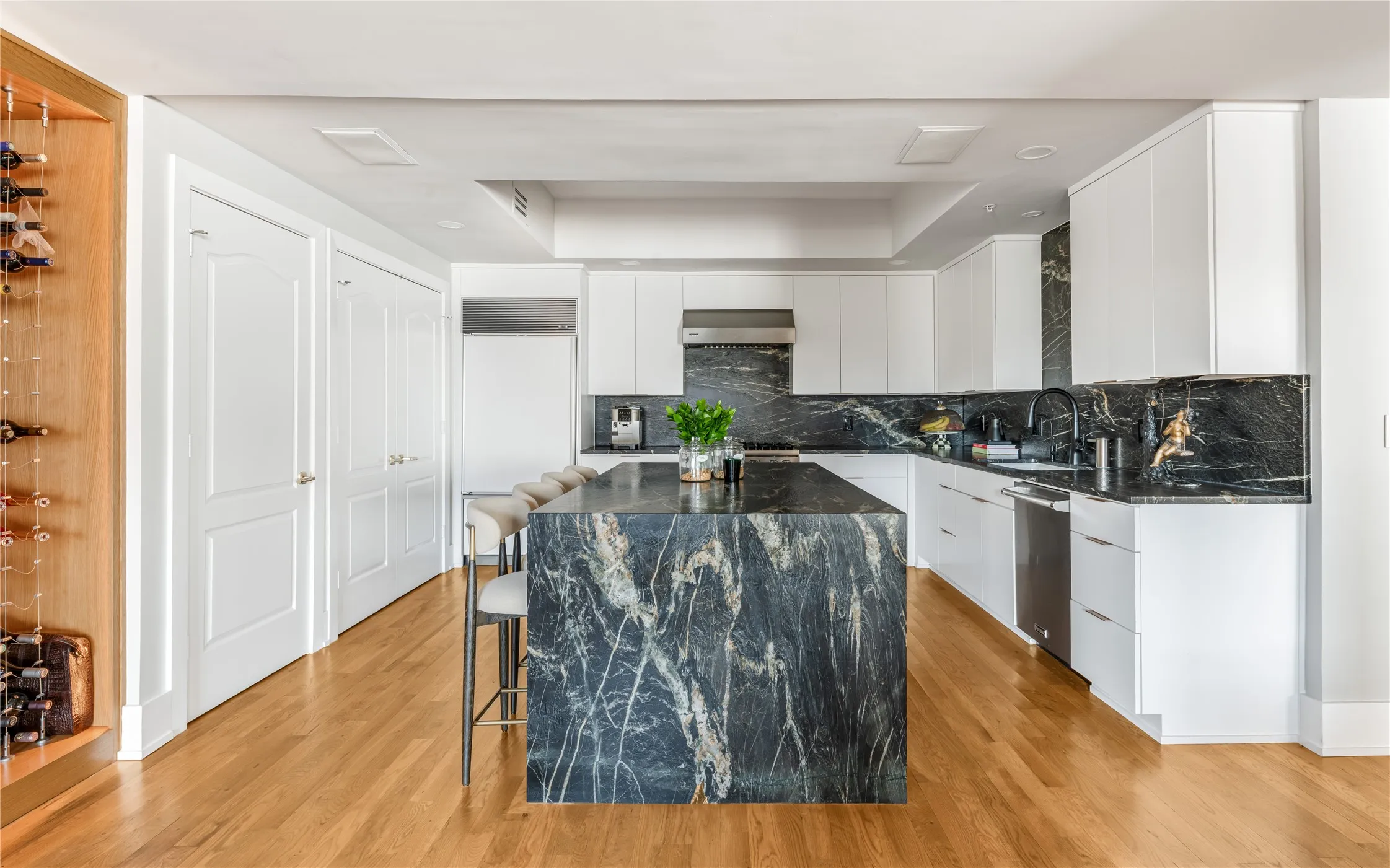 Condominium For Sale in Dallas County , 3401 Lee Parkway 404, Dallas, Texas 75219, 2 Bedroom, 3 Bathroom, 3 Garage spaces, 3,382 Sqft, built in 1998, mls#21180401, Real Estate Agent in Dallas, Homes For Sale in Dallas county, Homes For Sale in Dallas, Realtor in Dallas Texas, Real Estate Brokerage Independent Realty Texas, Luminita Cordes Realtor