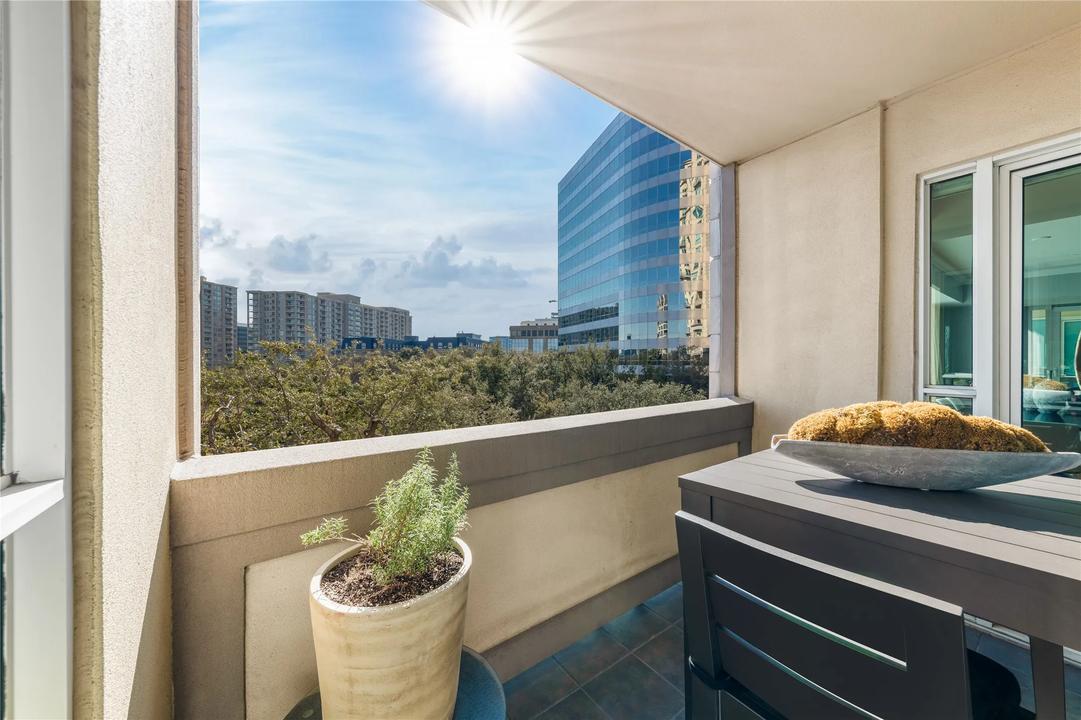 Condominium For Sale in Dallas County , 3401 Lee Parkway 404, Dallas, Texas 75219, 2 Bedroom, 3 Bathroom, 3 Garage spaces, 3,382 Sqft, built in 1998, mls#21180401, Real Estate Agent in Dallas, Homes For Sale in Dallas county, Homes For Sale in Dallas, Realtor in Dallas Texas, Real Estate Brokerage Independent Realty Texas, Luminita Cordes Realtor