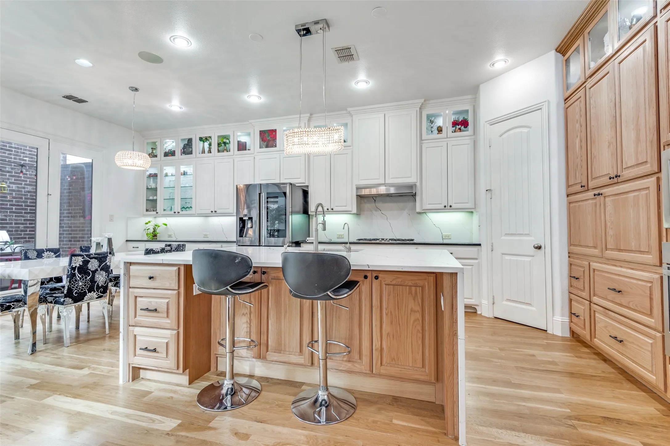 Single Family Residence For Sale in Dallas County , 7031 Nueces Drive, Irving, Texas 75039, 3 Bedroom, 3 Bathroom, 2 Garage spaces, 3,066 Sqft, built in 2013, mls#21180248, Real Estate Agent in Irving, Homes For Sale in Dallas county, Homes For Sale in Irving, Realtor in Irving Texas, Real Estate Brokerage Independent Realty Texas, Luminita Cordes Realtor