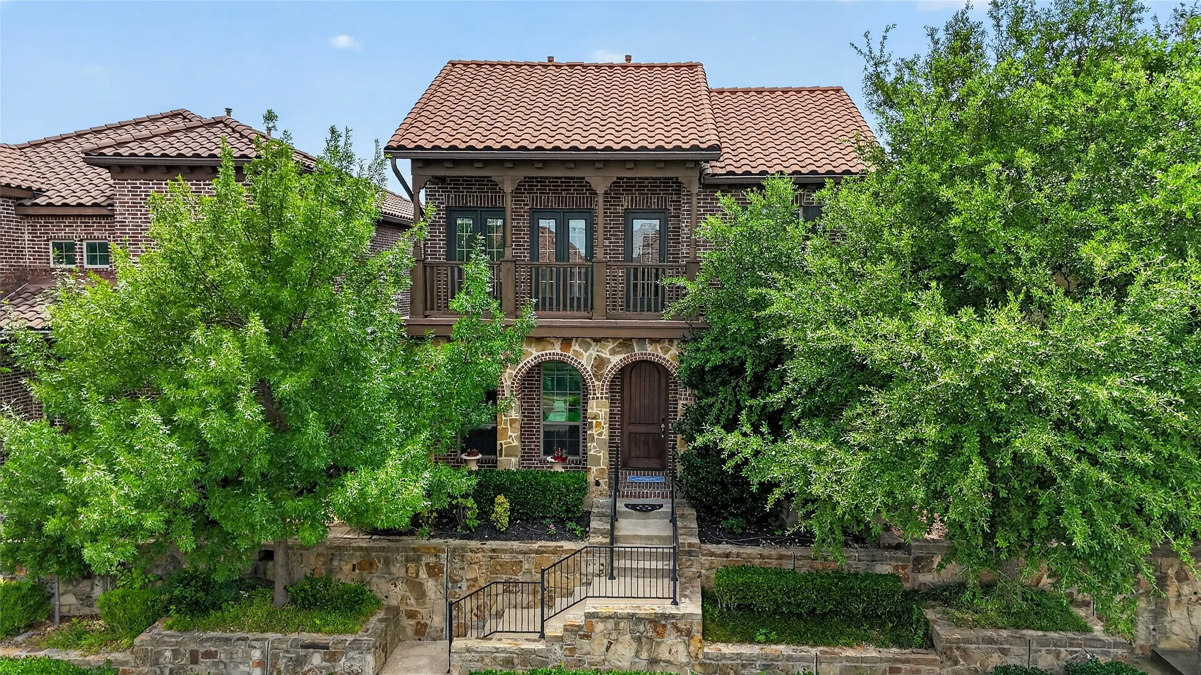 Single Family Residence For Sale in Dallas County , 7031 Nueces Drive, Irving, Texas 75039, 3 Bedroom, 3 Bathroom, 2 Garage spaces, 3,066 Sqft, built in 2013, mls#21180248, Real Estate Agent in Irving, Homes For Sale in Dallas county, Homes For Sale in Irving, Realtor in Irving Texas, Real Estate Brokerage Independent Realty Texas, Luminita Cordes Realtor