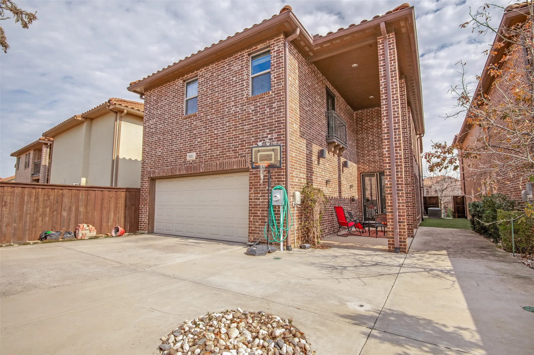 Single Family Residence For Sale in Dallas County , 7031 Nueces Drive, Irving, Texas 75039, 3 Bedroom, 3 Bathroom, 2 Garage spaces, 3,066 Sqft, built in 2013, mls#21180248, Real Estate Agent in Irving, Homes For Sale in Dallas county, Homes For Sale in Irving, Realtor in Irving Texas, Real Estate Brokerage Independent Realty Texas, Luminita Cordes Realtor