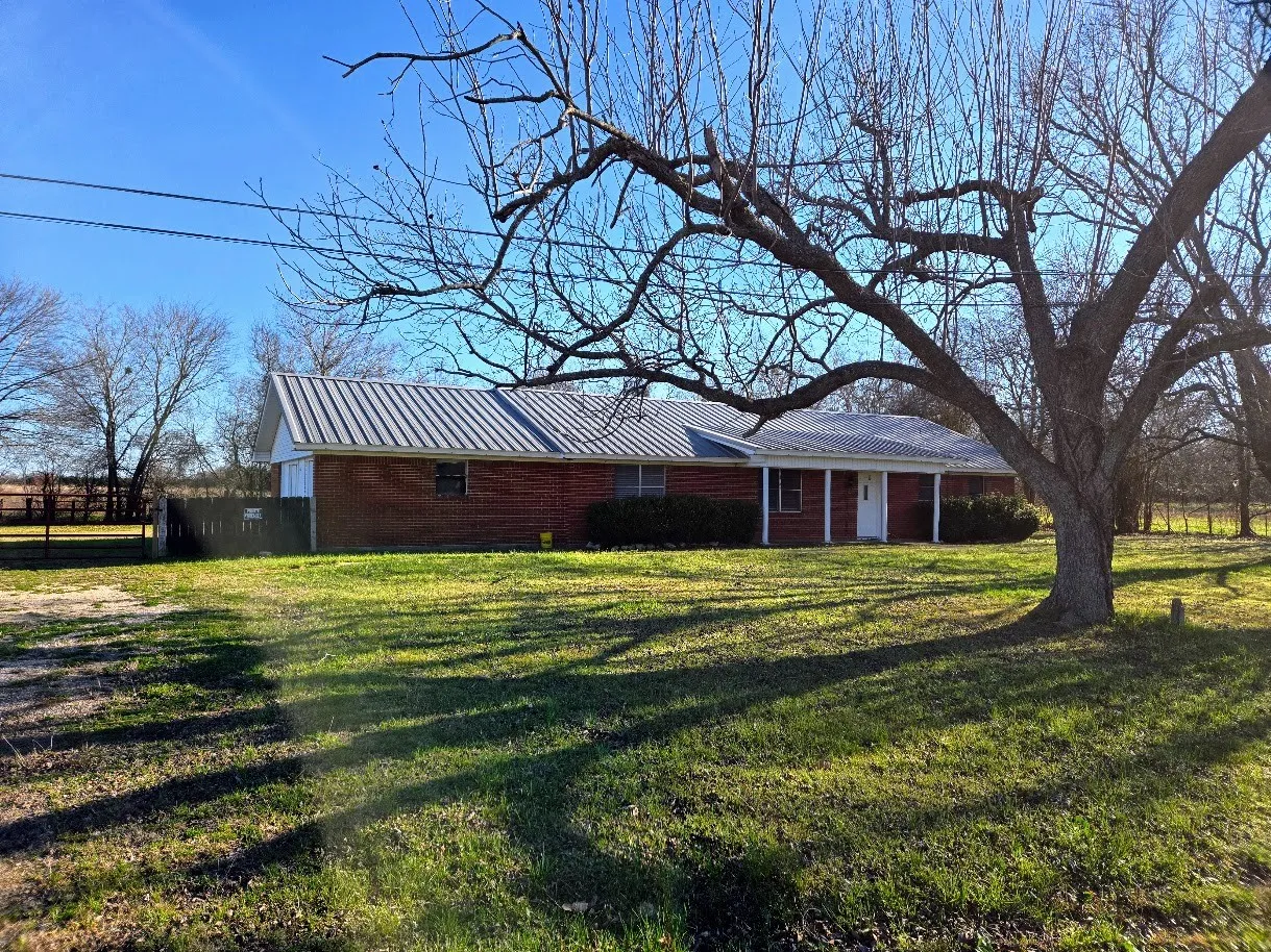 Single Family Residence For Sale in Limestone County , 812 N Tyus Street, Groesbeck, Texas 76642, 3 Bedroom, 2 Bathroom, Garage spaces, 2,175 Sqft, built in 1976, Preowned, mls#21181011, Real Estate Agent in Groesbeck, Homes For Sale in Limestone county, Homes For Sale in Groesbeck, Realtor in Groesbeck Texas, Real Estate Brokerage Independent Realty Texas, Luminita Cordes Realtor