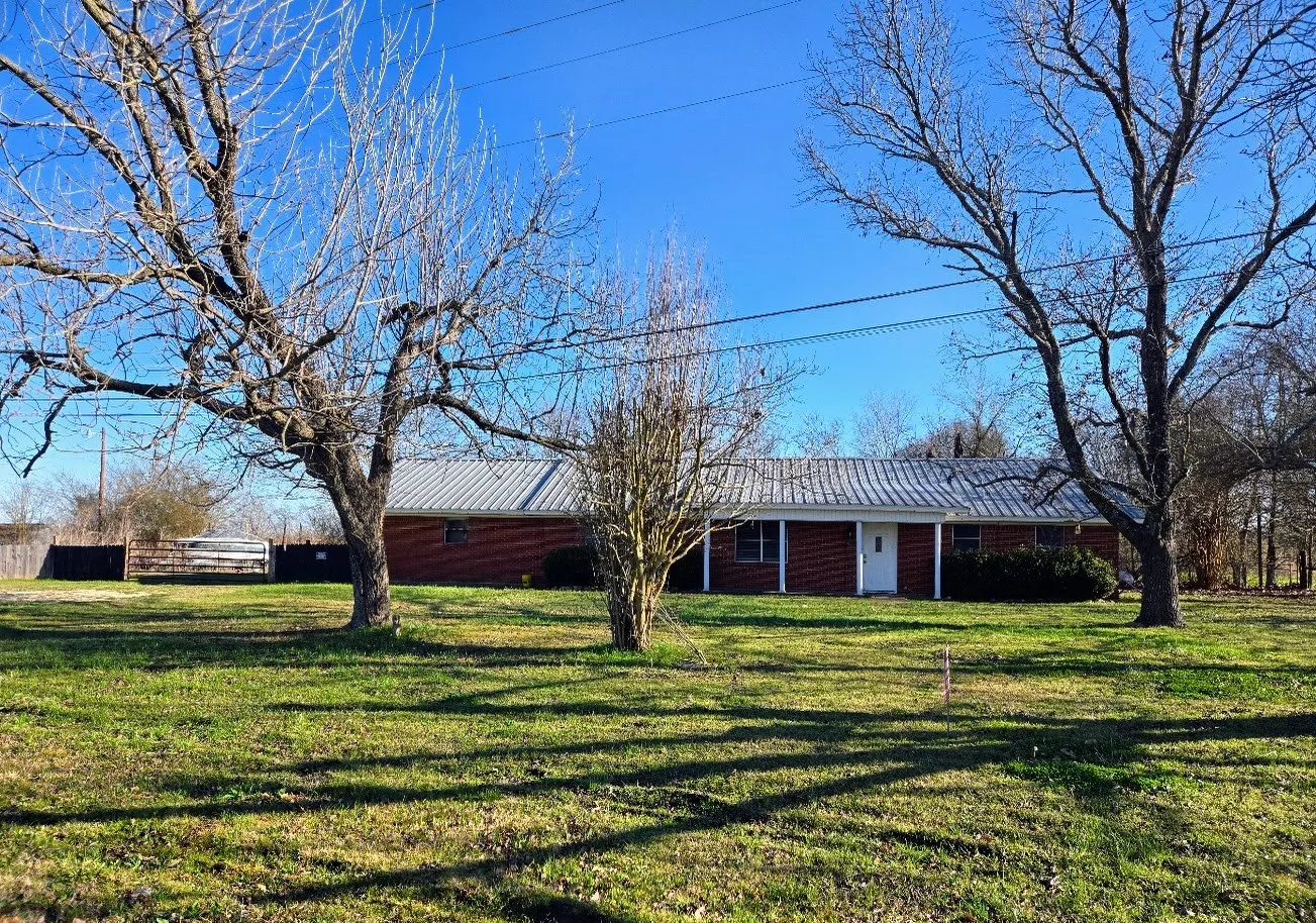 Single Family Residence For Sale in Limestone County , 812 N Tyus Street, Groesbeck, Texas 76642, 3 Bedroom, 2 Bathroom, Garage spaces, 2,175 Sqft, built in 1976, Preowned, mls#21181011, Real Estate Agent in Groesbeck, Homes For Sale in Limestone county, Homes For Sale in Groesbeck, Realtor in Groesbeck Texas, Real Estate Brokerage Independent Realty Texas, Luminita Cordes Realtor