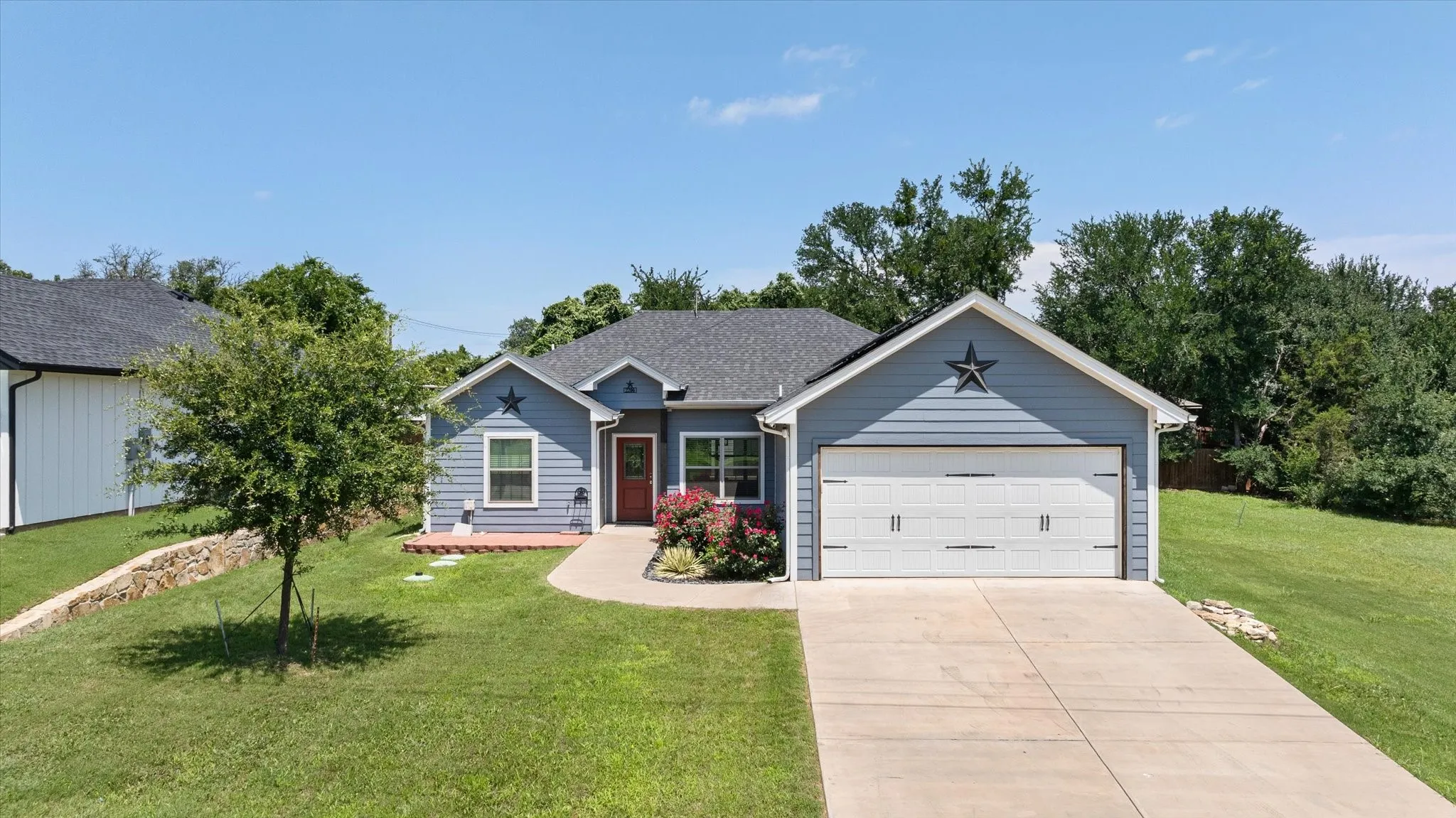 Single Family Residence For Sale in Hood County , 2206 Navasota Street, Granbury, Texas 76048, 3 Bedroom, 2 Bathroom, 2 Garage spaces, 1,432 Sqft, built in 2020, Preowned, mls#21180490, Real Estate Agent in Granbury, Homes For Sale in Hood county, Homes For Sale in Granbury, Realtor in Granbury Texas, Real Estate Brokerage Independent Realty Texas, Luminita Cordes Realtor
