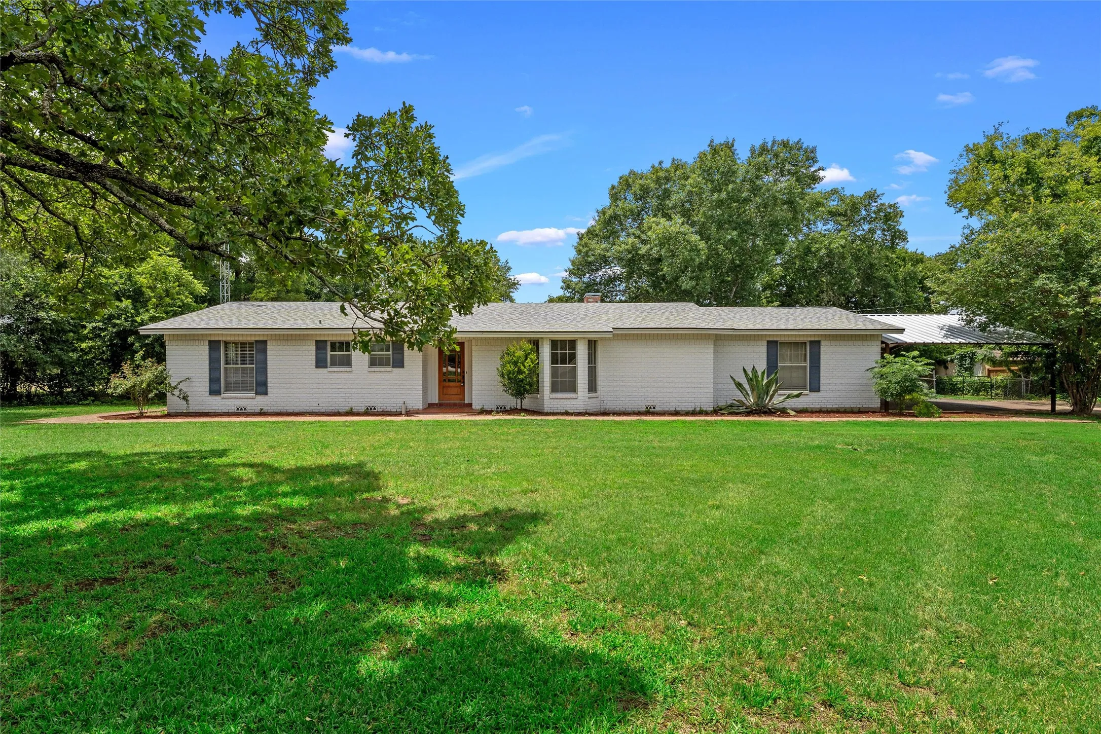 Single Family Residence For Sale in Mc Lennan County , 7483 Gholson Road, Waco, Texas 76705, 3 Bedrooms, 2 Bathrooms, 2 Garage spaces, 1,890 Sqft, built in 1977, Preowned, Price $304,950, mls#21180410, Real Estate Agent in Waco, Homes For Sale in Mc Lennan county, Homes For Sale in Waco, Realtor in Waco Texas, Real Estate Brokerage Independent Realty Texas, Luminita Cordes Realtor