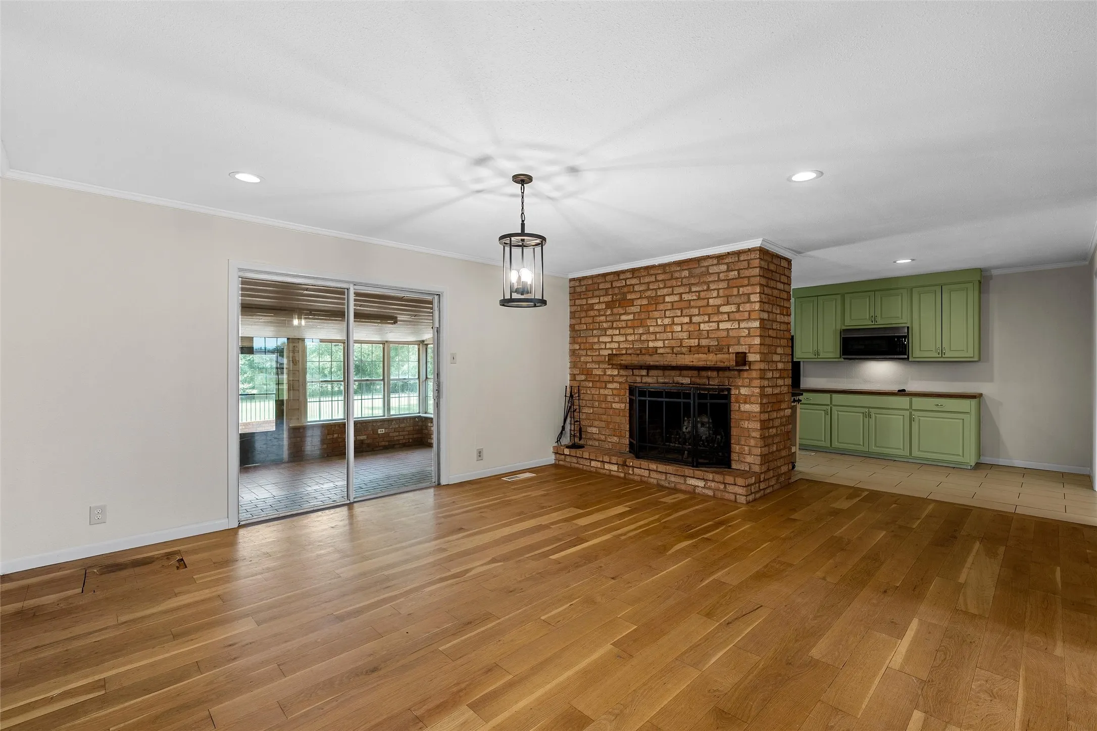 Single Family Residence For Sale in Mc Lennan County , 7483 Gholson Road, Waco, Texas 76705, 3 Bedrooms, 2 Bathrooms, 2 Garage spaces, 1,890 Sqft, built in 1977, Preowned, Price $304,950, mls#21180410, Real Estate Agent in Waco, Homes For Sale in Mc Lennan county, Homes For Sale in Waco, Realtor in Waco Texas, Real Estate Brokerage Independent Realty Texas, Luminita Cordes Realtor