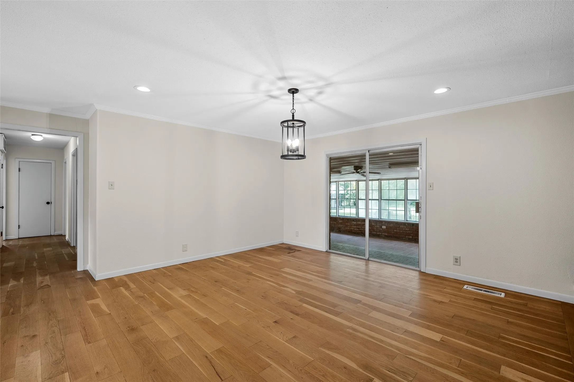 Single Family Residence For Sale in Mc Lennan County , 7483 Gholson Road, Waco, Texas 76705, 3 Bedrooms, 2 Bathrooms, 2 Garage spaces, 1,890 Sqft, built in 1977, Preowned, Price $304,950, mls#21180410, Real Estate Agent in Waco, Homes For Sale in Mc Lennan county, Homes For Sale in Waco, Realtor in Waco Texas, Real Estate Brokerage Independent Realty Texas, Luminita Cordes Realtor