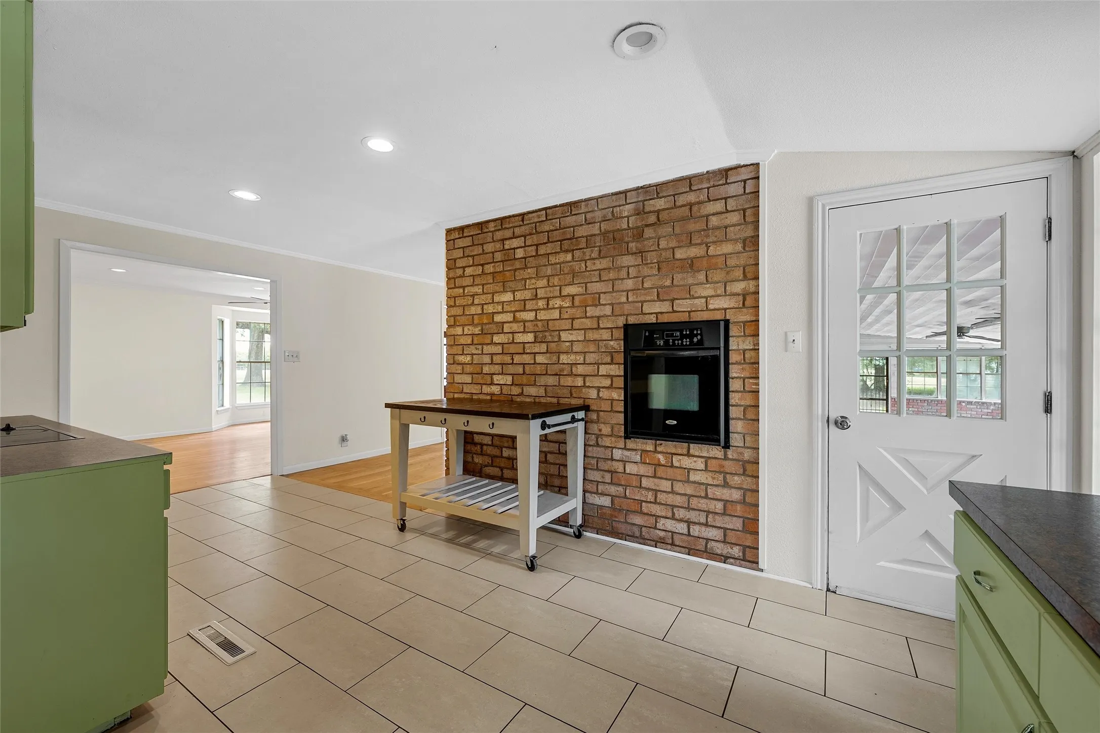 Single Family Residence For Sale in Mc Lennan County , 7483 Gholson Road, Waco, Texas 76705, 3 Bedrooms, 2 Bathrooms, 2 Garage spaces, 1,890 Sqft, built in 1977, Preowned, Price $304,950, mls#21180410, Real Estate Agent in Waco, Homes For Sale in Mc Lennan county, Homes For Sale in Waco, Realtor in Waco Texas, Real Estate Brokerage Independent Realty Texas, Luminita Cordes Realtor