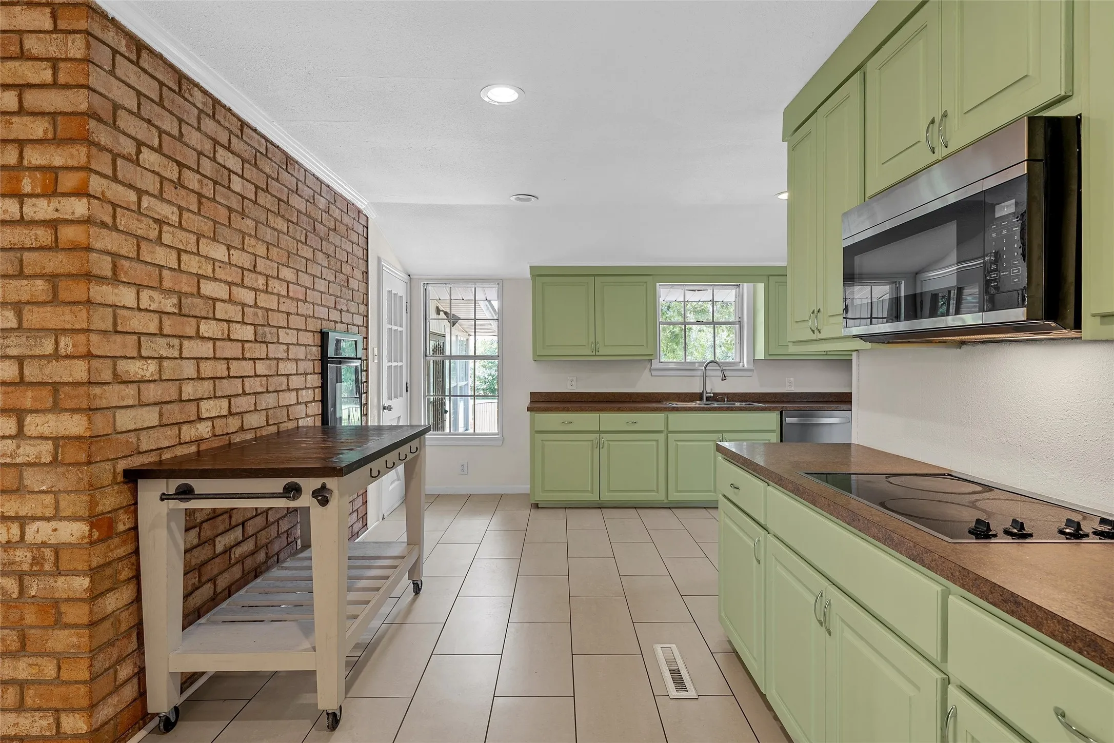 Single Family Residence For Sale in Mc Lennan County , 7483 Gholson Road, Waco, Texas 76705, 3 Bedrooms, 2 Bathrooms, 2 Garage spaces, 1,890 Sqft, built in 1977, Preowned, Price $304,950, mls#21180410, Real Estate Agent in Waco, Homes For Sale in Mc Lennan county, Homes For Sale in Waco, Realtor in Waco Texas, Real Estate Brokerage Independent Realty Texas, Luminita Cordes Realtor