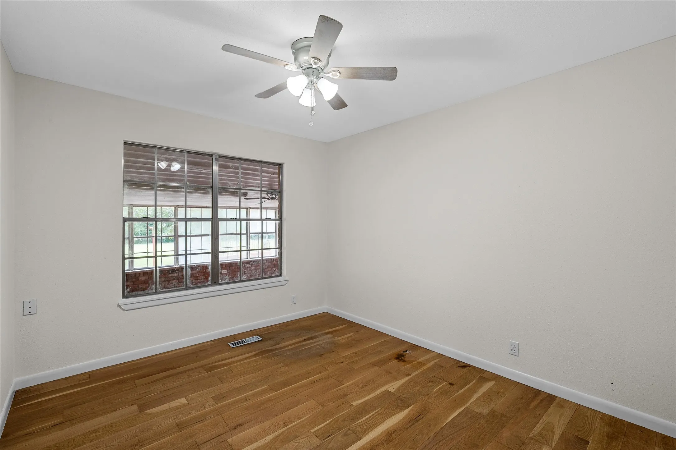 Single Family Residence For Sale in Mc Lennan County , 7483 Gholson Road, Waco, Texas 76705, 3 Bedrooms, 2 Bathrooms, 2 Garage spaces, 1,890 Sqft, built in 1977, Preowned, Price $304,950, mls#21180410, Real Estate Agent in Waco, Homes For Sale in Mc Lennan county, Homes For Sale in Waco, Realtor in Waco Texas, Real Estate Brokerage Independent Realty Texas, Luminita Cordes Realtor