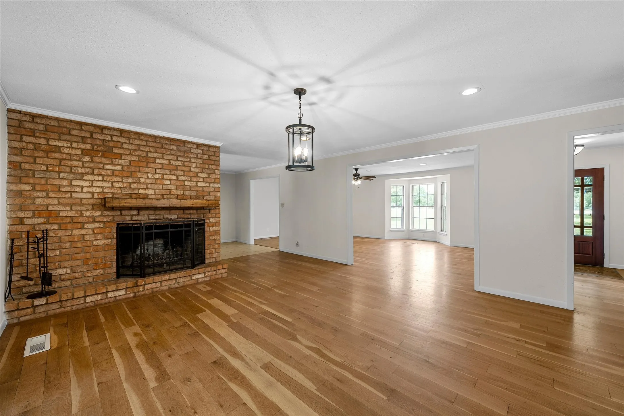 Single Family Residence For Sale in Mc Lennan County , 7483 Gholson Road, Waco, Texas 76705, 3 Bedrooms, 2 Bathrooms, 2 Garage spaces, 1,890 Sqft, built in 1977, Preowned, Price $304,950, mls#21180410, Real Estate Agent in Waco, Homes For Sale in Mc Lennan county, Homes For Sale in Waco, Realtor in Waco Texas, Real Estate Brokerage Independent Realty Texas, Luminita Cordes Realtor
