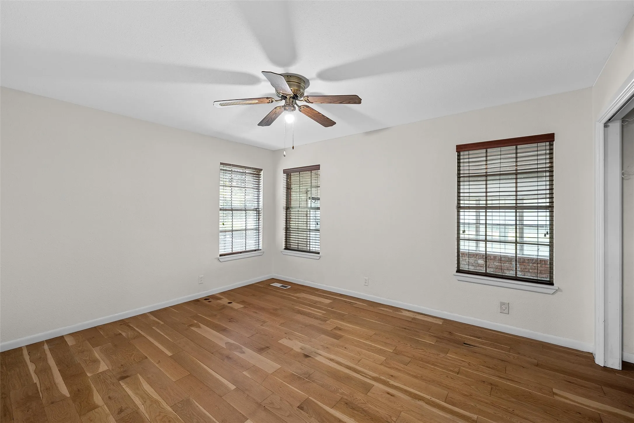 Single Family Residence For Sale in Mc Lennan County , 7483 Gholson Road, Waco, Texas 76705, 3 Bedrooms, 2 Bathrooms, 2 Garage spaces, 1,890 Sqft, built in 1977, Preowned, Price $304,950, mls#21180410, Real Estate Agent in Waco, Homes For Sale in Mc Lennan county, Homes For Sale in Waco, Realtor in Waco Texas, Real Estate Brokerage Independent Realty Texas, Luminita Cordes Realtor