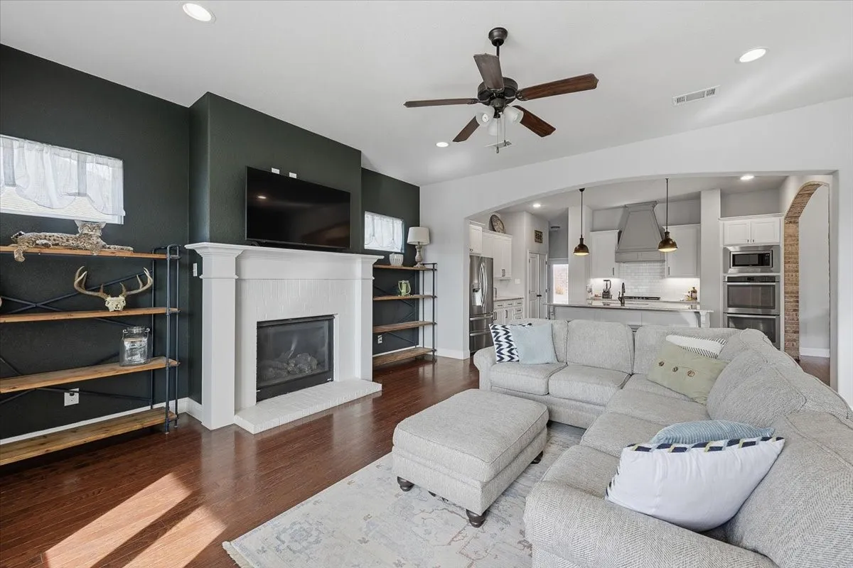 Single Family Residence For Sale in Parker County , 212 Blue Stem Lane, Aledo, Texas 76008, 4 Bedroom, 3 Bathroom, 2 Garage spaces, 2,730 Sqft, built in 2017, Preowned, mls#21180601, Real Estate Agent in Aledo, Homes For Sale in Parker county, Homes For Sale in Aledo, Realtor in Aledo Texas, Real Estate Brokerage Independent Realty Texas, Luminita Cordes Realtor